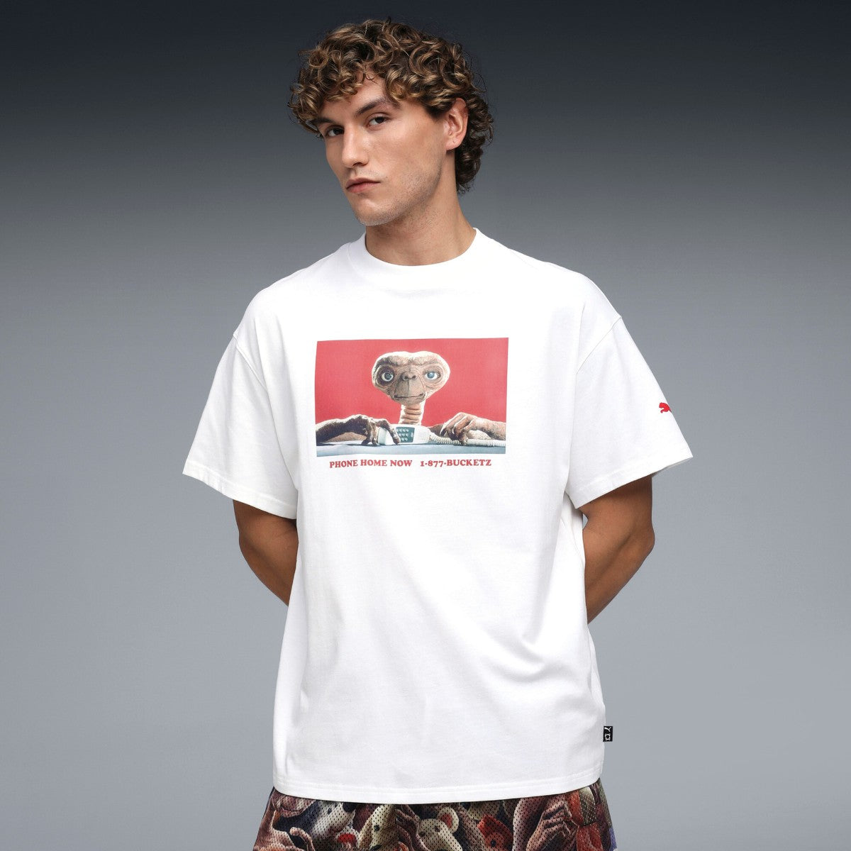 PUMA HOOPS x E.T. TEE I プーマ HOOPS x E.T. Tシャツ I 633103【メンズ Tシャツ 半袖 グラフィック 映画 コラボ 25FW】