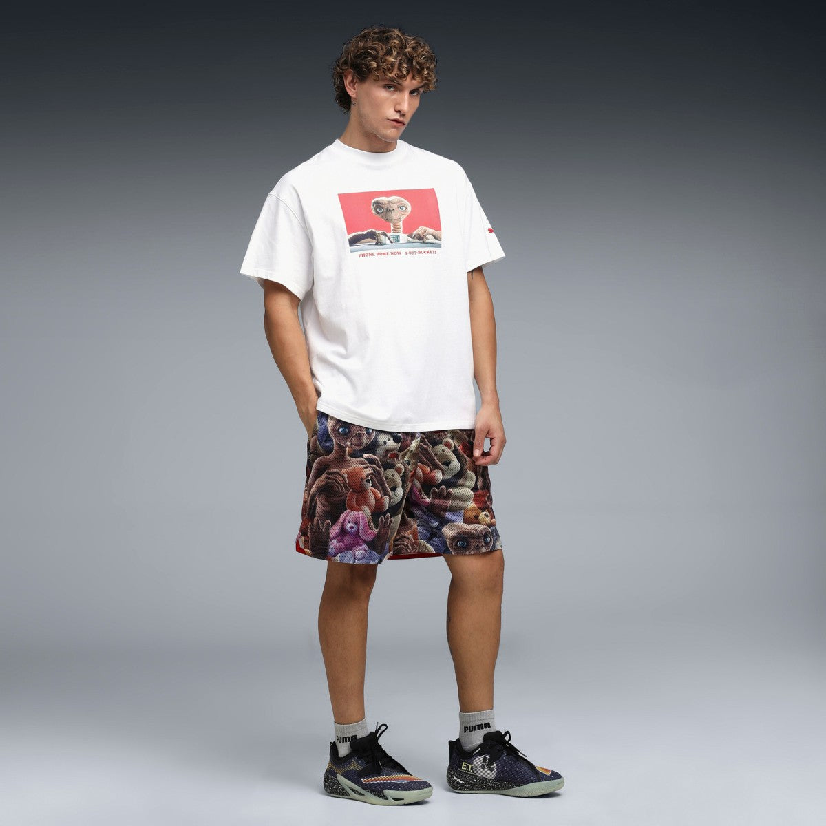 PUMA HOOPS x E.T. TEE I プーマ HOOPS x E.T. Tシャツ I 633103【メンズ Tシャツ 半袖 グラフィック 映画 コラボ 25FW】
