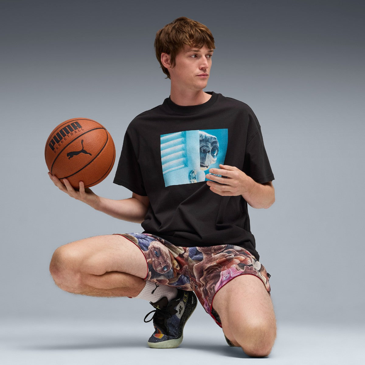 PUMA HOOPS x E.T. TEE II プーマ HOOPS x E.T. Tシャツ II 633104【メンズ Tシャツ 半袖 グラフィック 映画 コラボ 25FW】