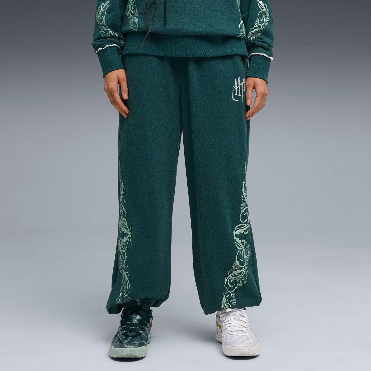 PUMA HOOPS X HARRY POTTER SWEAT PANT プーマ フープス ×ハリーポッター スウェットパンツ 633112-01【レディース スウェットパンツ バスケットボールウェア コラボ 25FW】