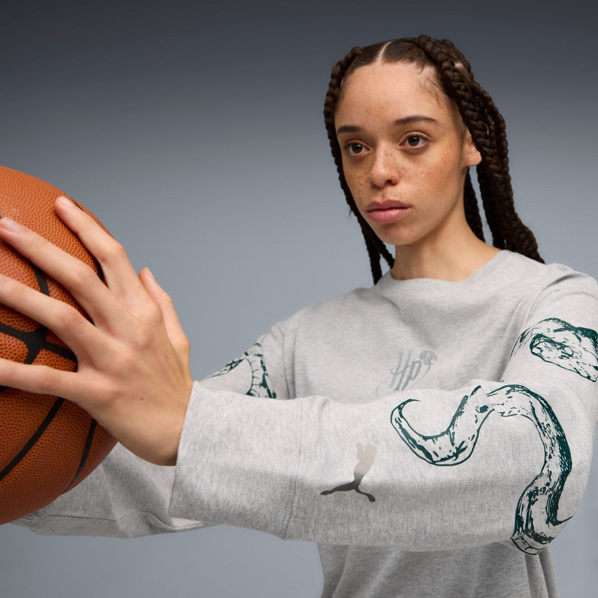 PUMA HOOPS X HARRY POTTER LS TEE プーマ フープス×ハリーポッター 長袖Tシャツ 633116-01【レディース 長袖Tシャツ ロンT バスケットボールウェア コラボ 25FW】