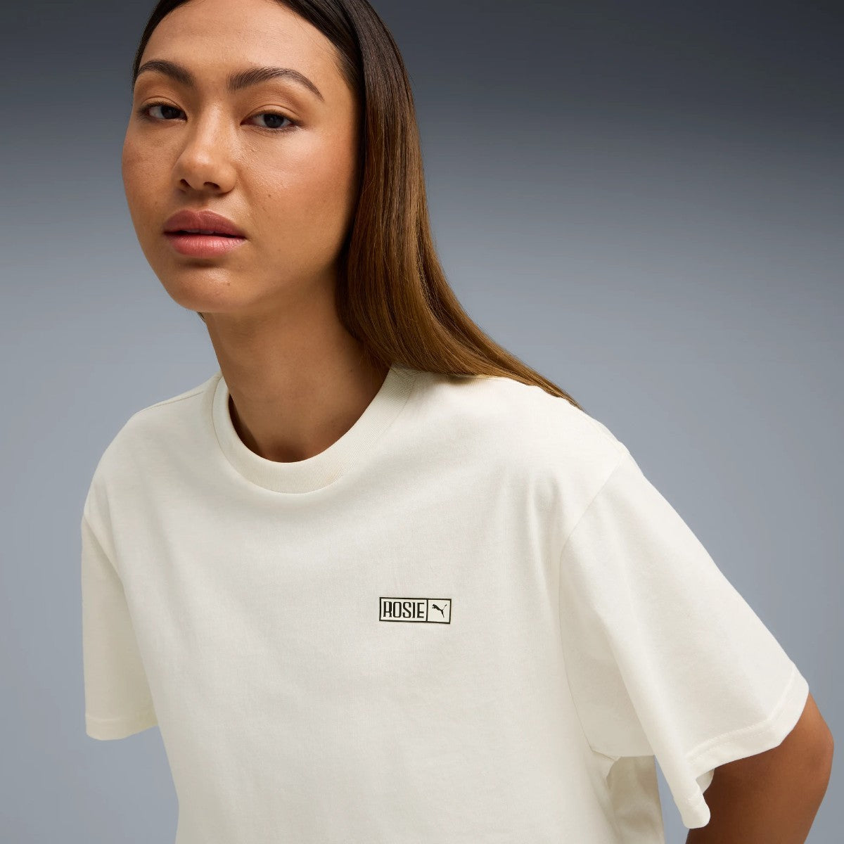 PUMA PUMA x ROSE RELAXED TEE プーマ プーマ x ロゼ リラックスド Tシャツ 633806【レディース Tシャツ 半袖 リラックスシルエット ロゴ コラボ 25FW】
