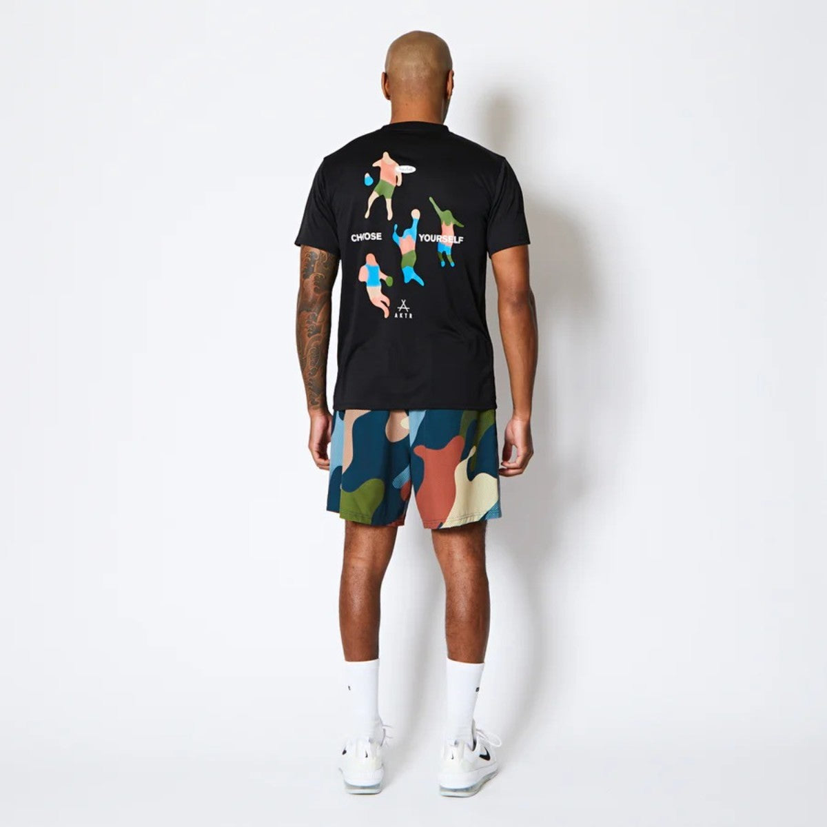 AKTR FREE MOTION SPORTS TEE アクター フリー モーション スポーツ Tシャツ 225-001005【メンズ 半袖Tシャツ スポーツウェア グラフィック 25FW】