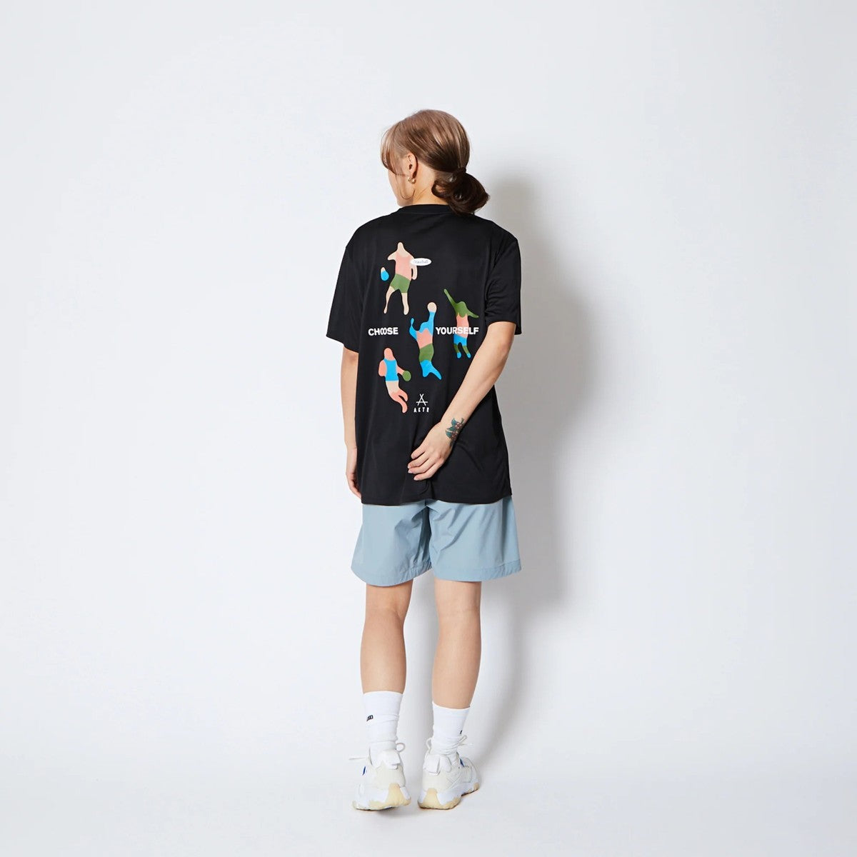AKTR FREE MOTION SPORTS TEE アクター フリー モーション スポーツ Tシャツ 225-001005【メンズ 半袖Tシャツ スポーツウェア グラフィック 25FW】