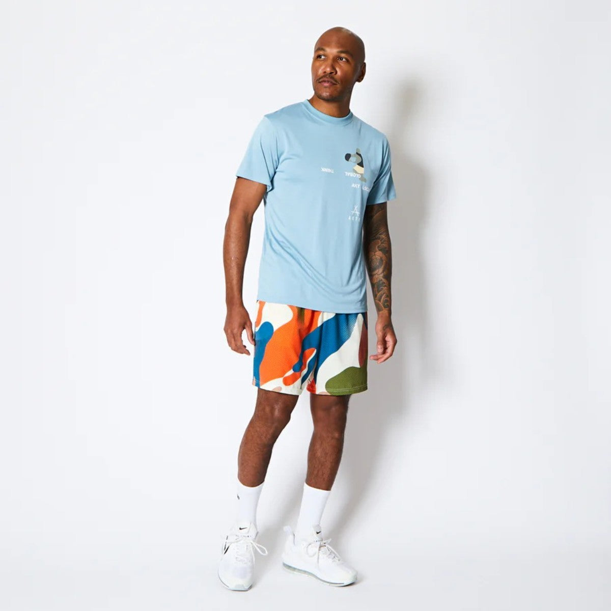 AKTR FREE MOTION SPORTS TEE アクター フリー モーション スポーツ Tシャツ 225-001005【メンズ 半袖Tシャツ スポーツウェア グラフィック 25FW】