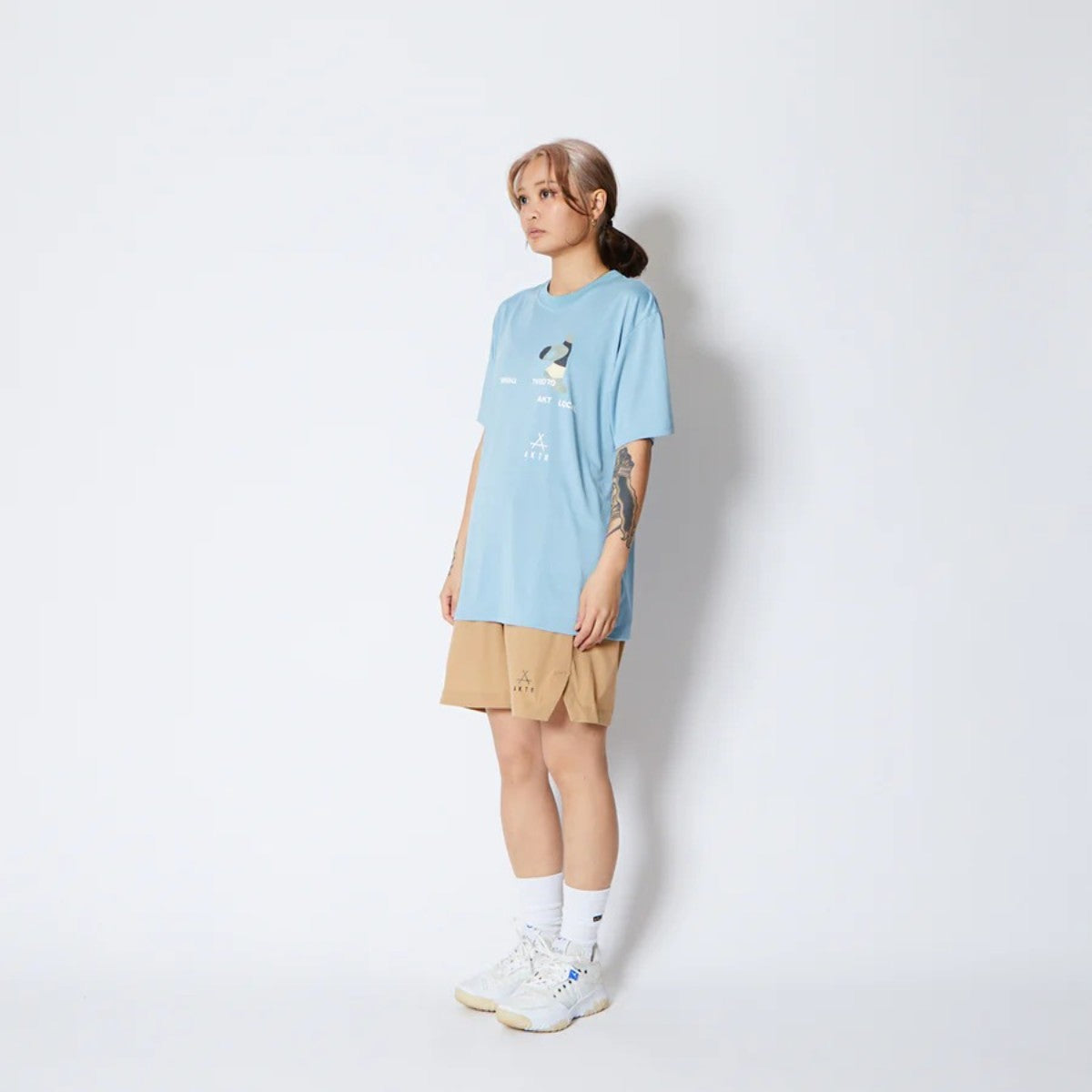AKTR FREE MOTION SPORTS TEE アクター フリー モーション スポーツ Tシャツ 225-001005【メンズ 半袖Tシャツ スポーツウェア グラフィック 25FW】