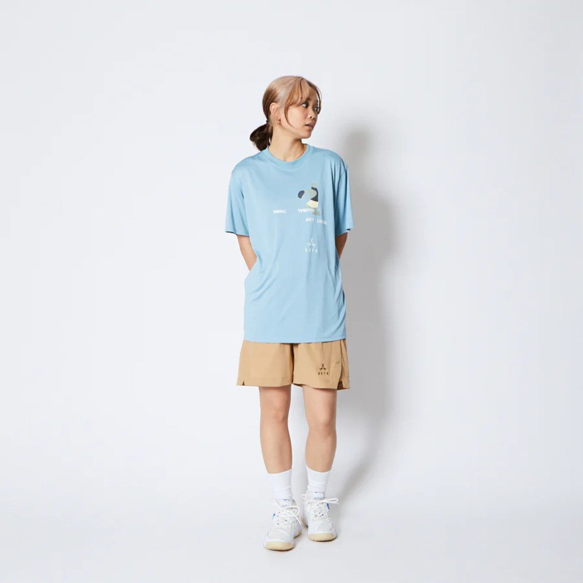 AKTR FREE MOTION SPORTS TEE アクター フリー モーション スポーツ Tシャツ 225-001005【メンズ 半袖Tシャツ スポーツウェア グラフィック 25FW】