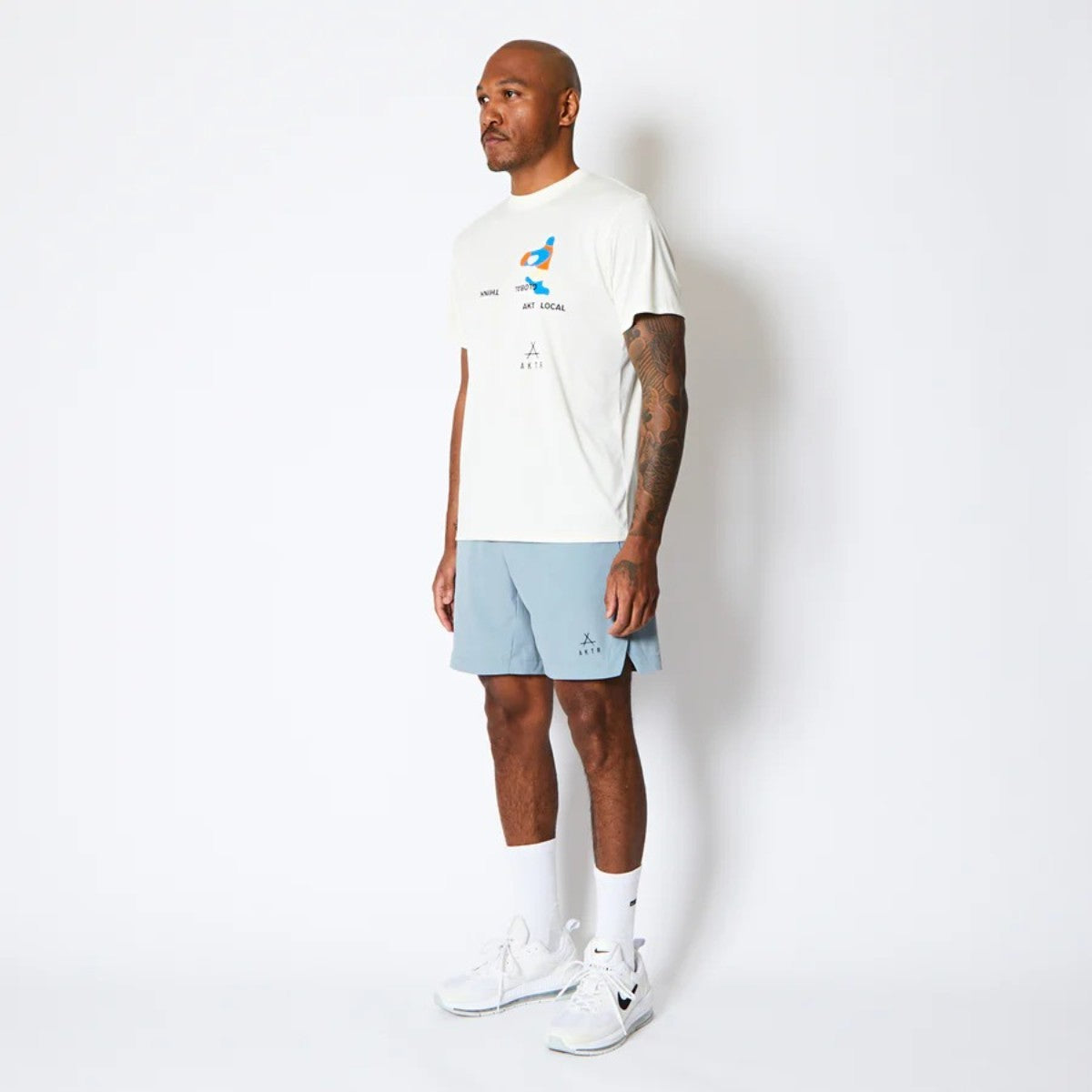 AKTR FREE MOTION SPORTS TEE アクター フリー モーション スポーツ Tシャツ 225-001005【メンズ 半袖Tシャツ スポーツウェア グラフィック 25FW】