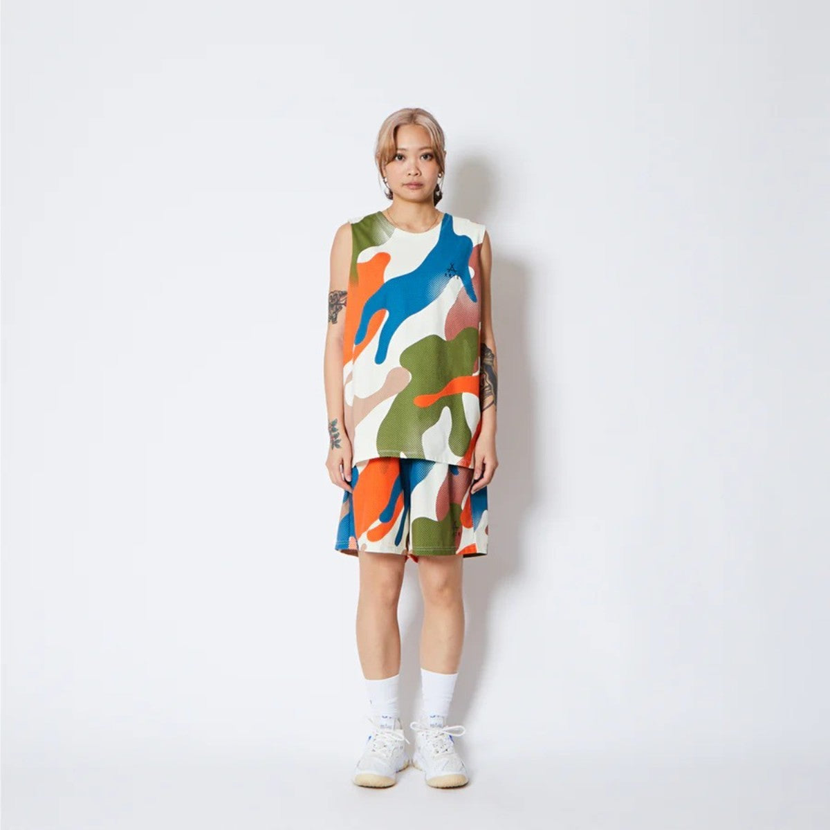 AKTR FREE MOTION SLEEVELESS SP SHIRTS アクター フリー モーション スリーブレス SP シャツ 225-002001【メンズ ノースリーブTシャツ グラフィック ストレッチ性 速乾性 25FW】