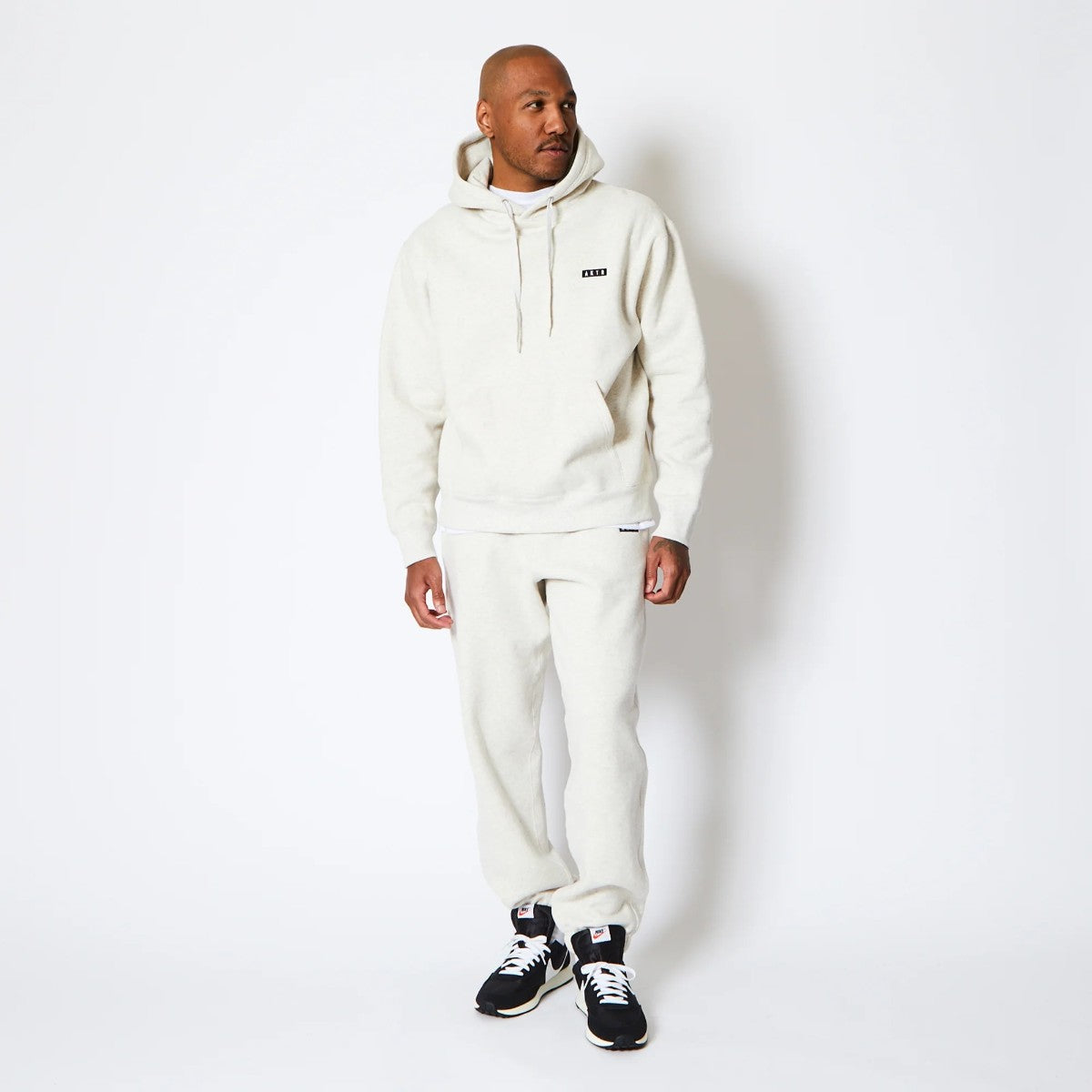 AKTR 1-PT LOGO SWEAT PULLOVER HOODIE アクター ワンポイント ロゴ スウェット プルオーバー フーディ 225-023010【メンズ パーカー フーディ スウェット 裏起毛 トレーニング スポーツ 25FW】