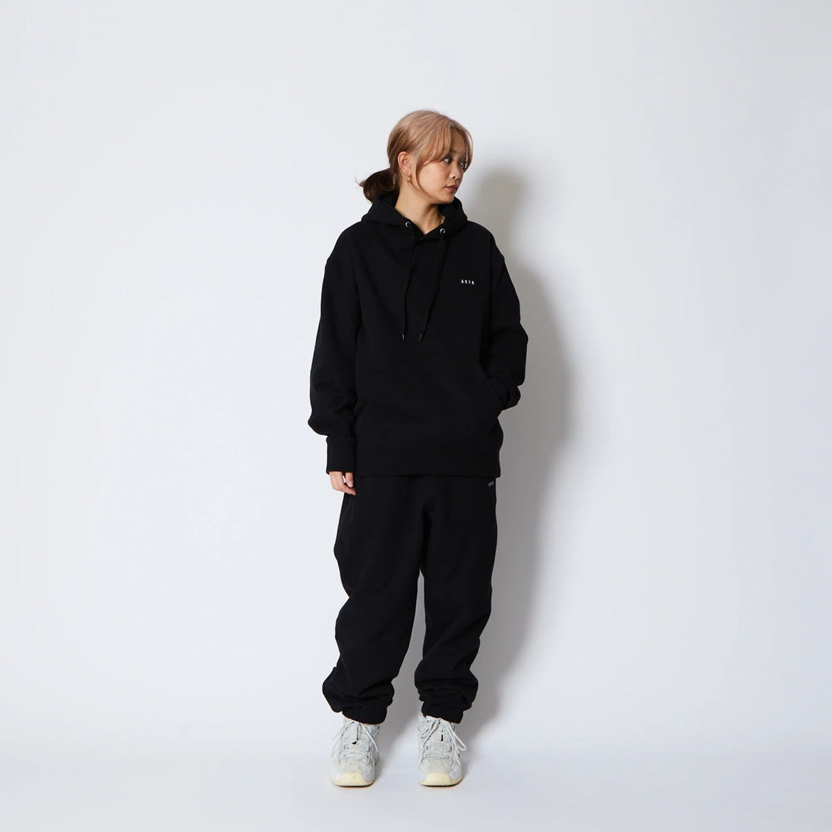 AKTR 1-PT LOGO SWEAT PULLOVER HOODIE アクター ワンポイント ロゴ スウェット プルオーバー フーディ 225-023010【メンズ パーカー フーディ スウェット 裏起毛 トレーニング スポーツ 25FW】