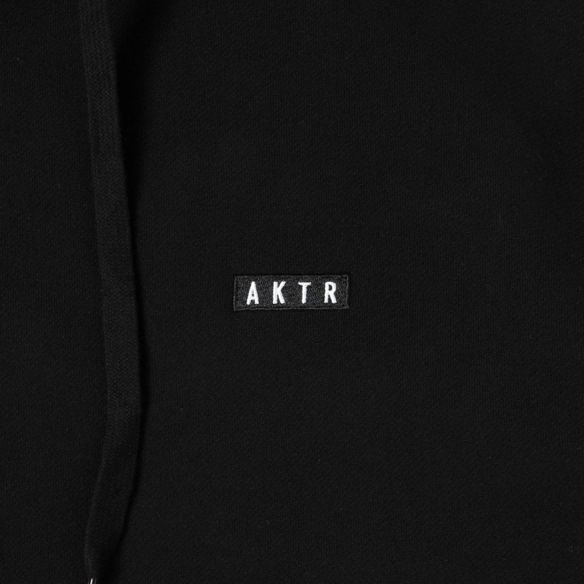 AKTR 1-PT LOGO SWEAT PULLOVER HOODIE アクター ワンポイント ロゴ スウェット プルオーバー フーディ 225-023010【メンズ パーカー フーディ スウェット 裏起毛 トレーニング スポーツ 25FW】