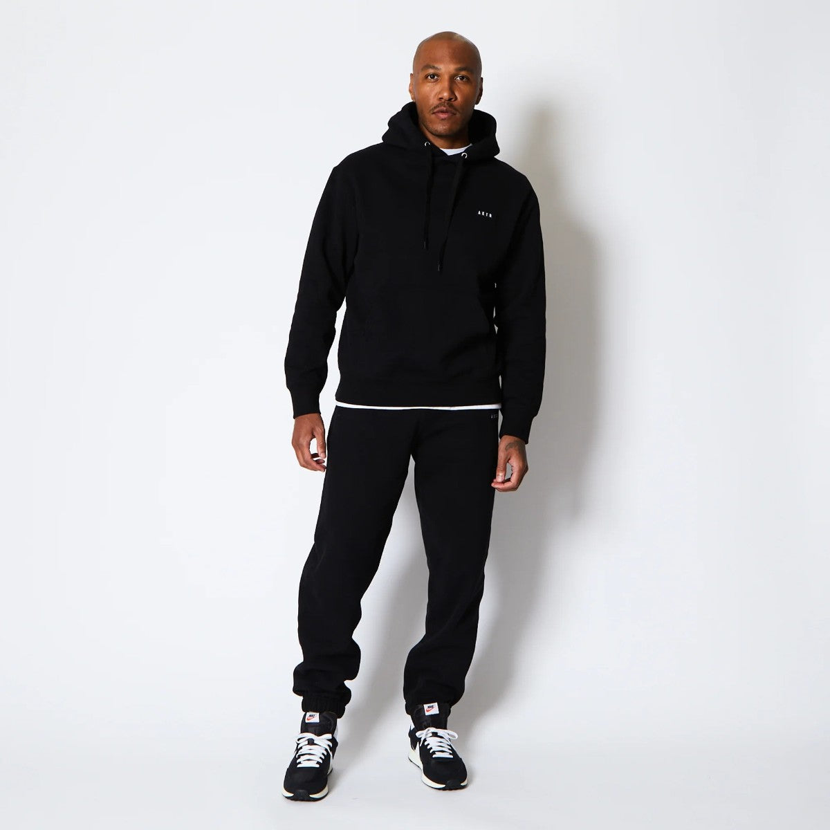 AKTR 1-PT LOGO SWEAT PULLOVER HOODIE アクター ワンポイント ロゴ スウェット プルオーバー フーディ 225-023010【メンズ パーカー フーディ スウェット 裏起毛 トレーニング スポーツ 25FW】