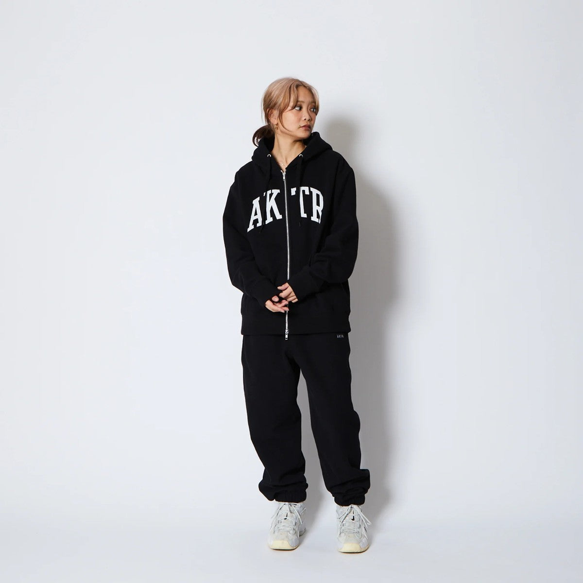 AKTR COLLEGE LOGO SWEAT ZIP HOODIE アクター カレッジ ロゴ スウェット ジップ フーディ 225-024010【メンズ ジップパーカー スウェット カレッジロゴ 裏起毛 25FW】