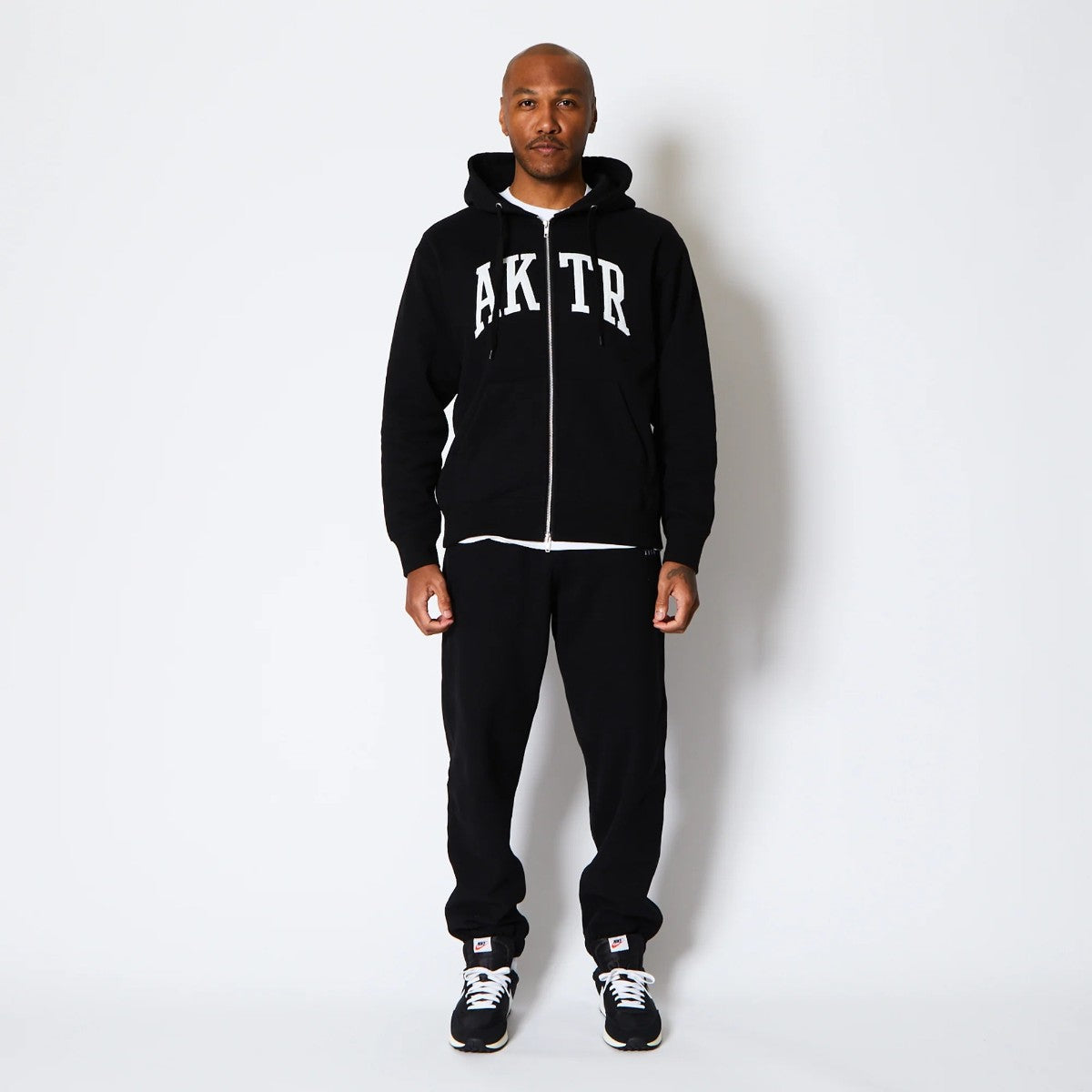 AKTR COLLEGE LOGO SWEAT ZIP HOODIE アクター カレッジ ロゴ スウェット ジップ フーディ 225-024010【メンズ ジップパーカー スウェット カレッジロゴ 裏起毛 25FW】