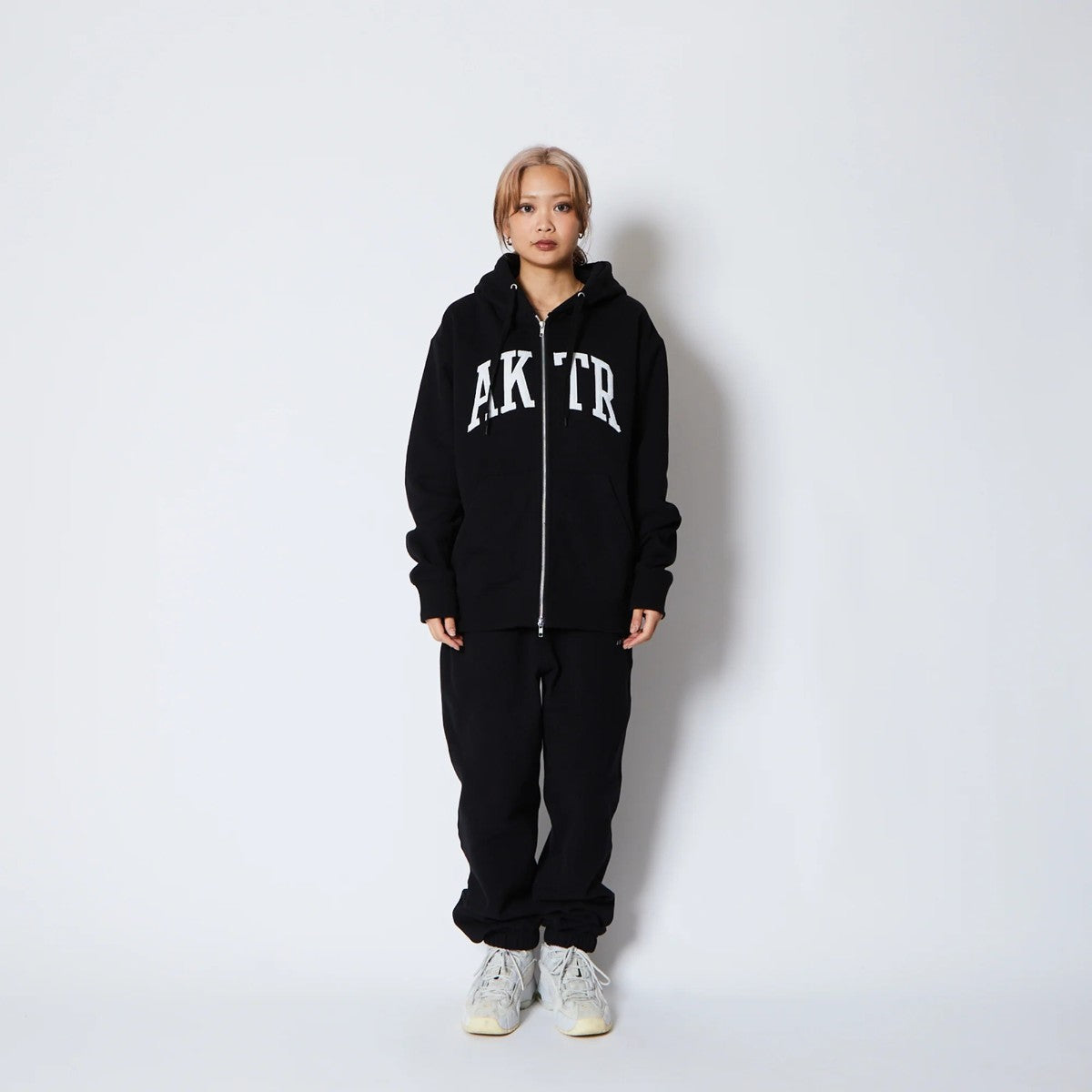 AKTR COLLEGE LOGO SWEAT ZIP HOODIE アクター カレッジ ロゴ スウェット ジップ フーディ 225-024010【メンズ ジップパーカー スウェット カレッジロゴ 裏起毛 25FW】
