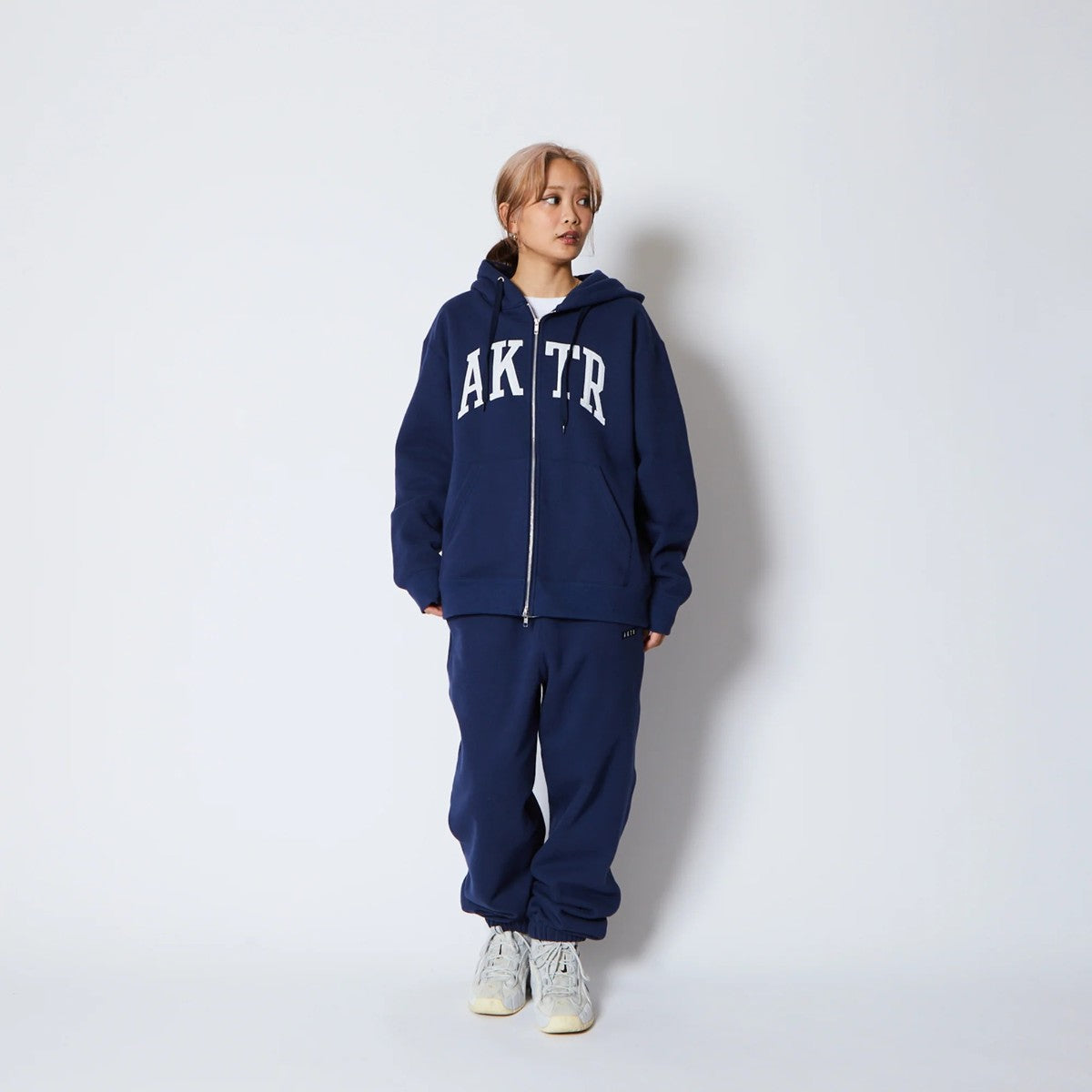 AKTR COLLEGE LOGO SWEAT ZIP HOODIE アクター カレッジ ロゴ スウェット ジップ フーディ 225-024010【メンズ ジップパーカー スウェット カレッジロゴ 裏起毛 25FW】