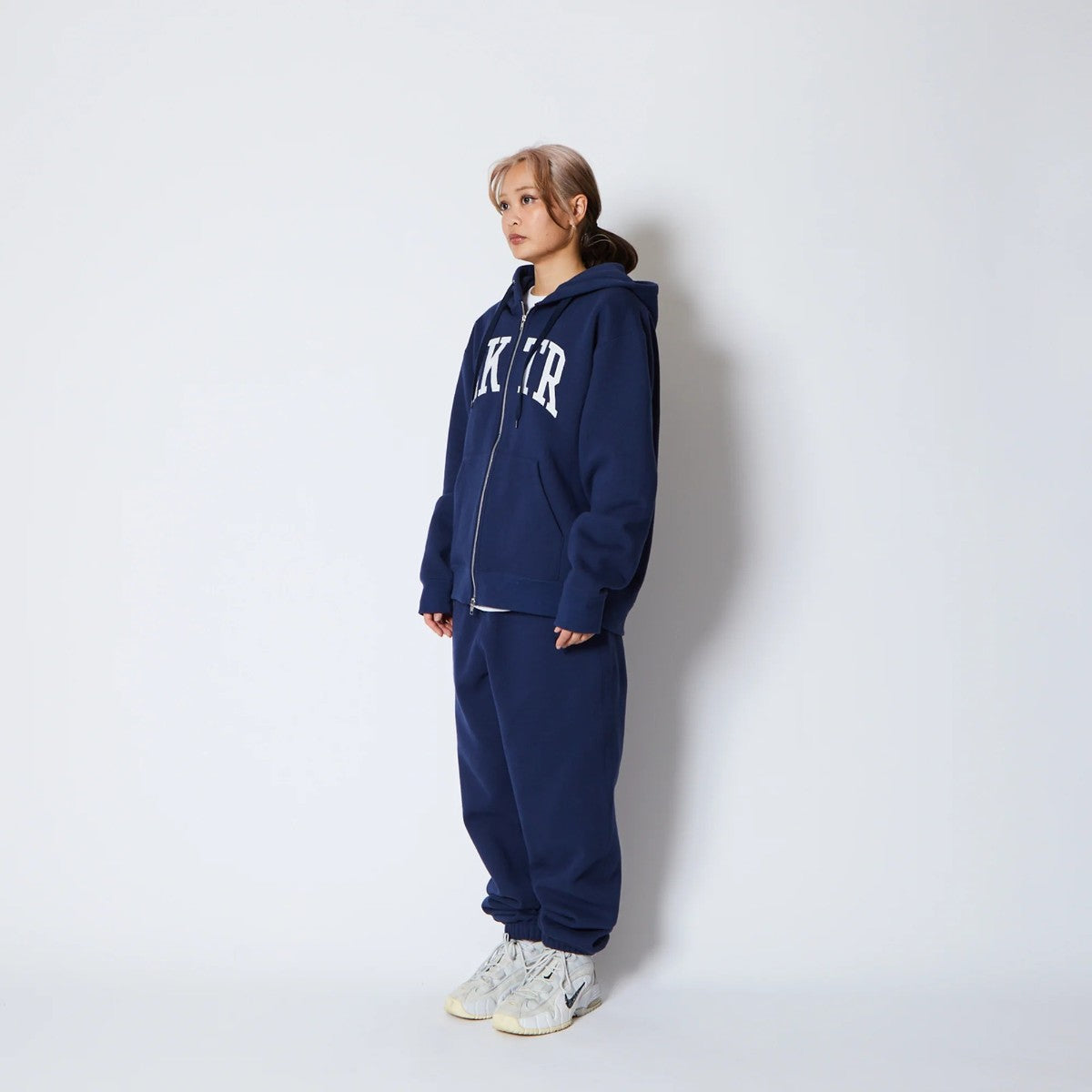 AKTR COLLEGE LOGO SWEAT ZIP HOODIE アクター カレッジ ロゴ スウェット ジップ フーディ 225-024010【メンズ ジップパーカー スウェット カレッジロゴ 裏起毛 25FW】