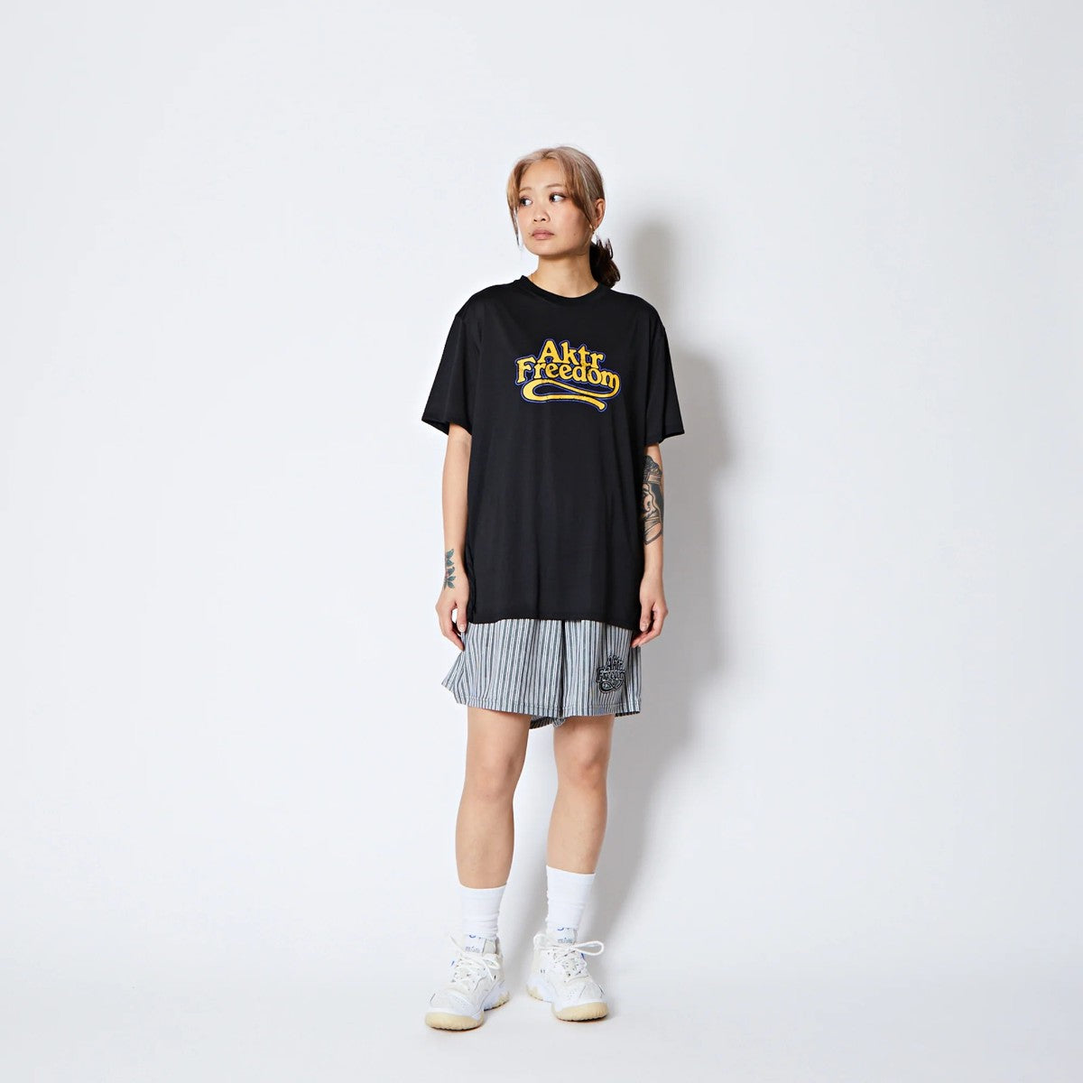 AKTR FREEDOM LOGO SPORTS TEE アクター フリーダム ロゴ スポーツティー 225-028005【メンズ 半袖Tシャツ グラフィック ロゴ フロントプリント 25FW】