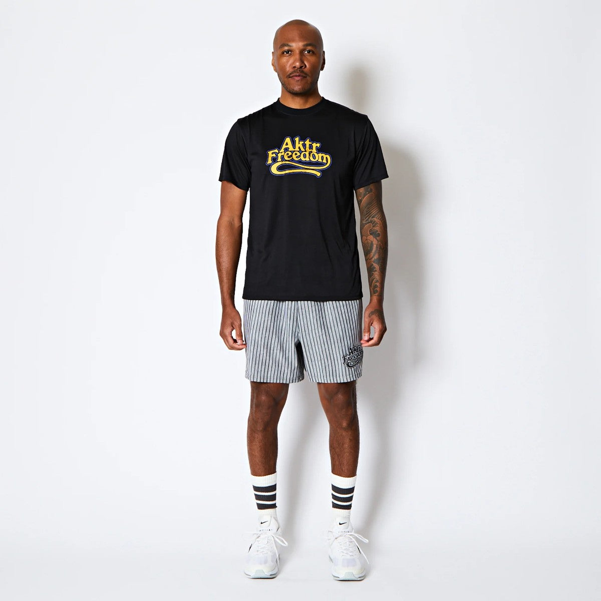 AKTR FREEDOM LOGO SPORTS TEE アクター フリーダム ロゴ スポーツティー 225-028005【メンズ 半袖Tシャツ グラフィック ロゴ フロントプリント 25FW】