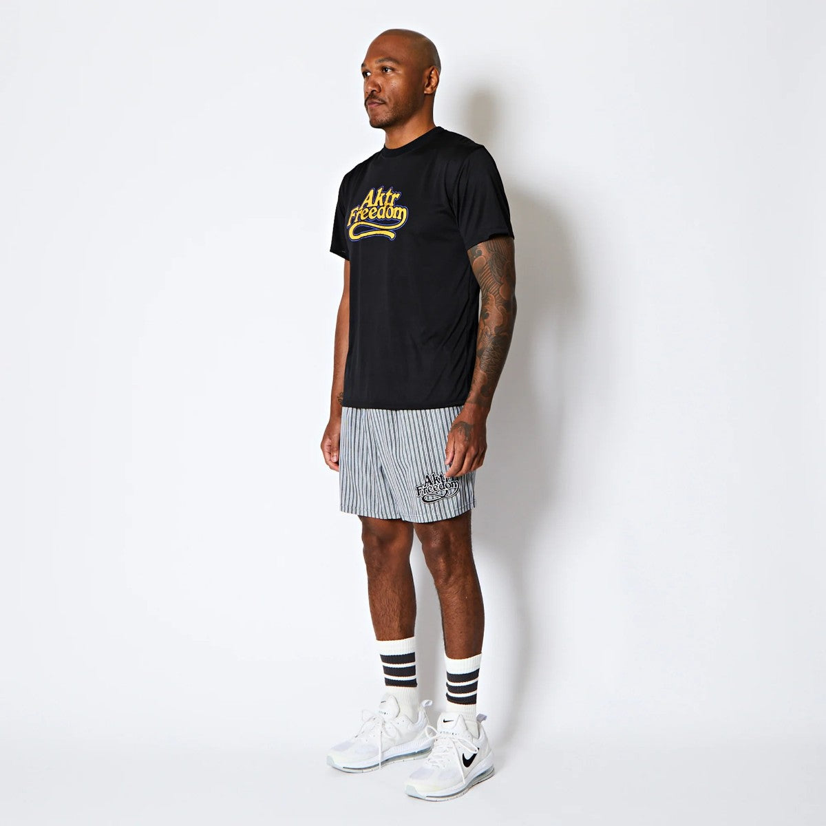 AKTR FREEDOM LOGO SPORTS TEE アクター フリーダム ロゴ スポーツティー 225-028005【メンズ 半袖Tシャツ グラフィック ロゴ フロントプリント 25FW】