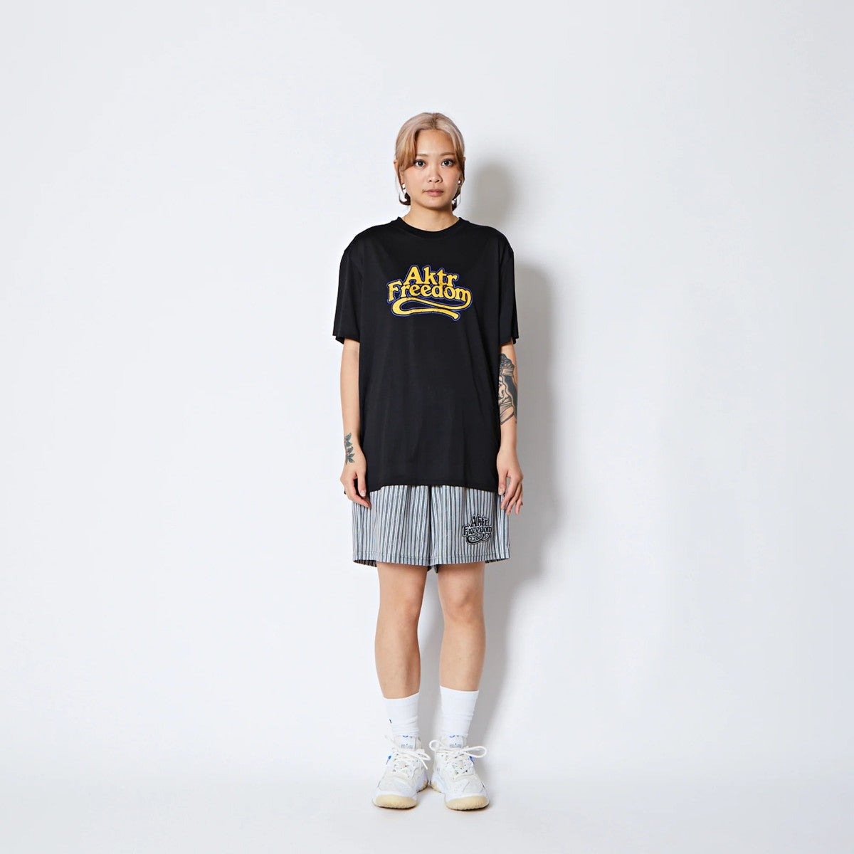 AKTR FREEDOM LOGO SPORTS TEE アクター フリーダム ロゴ スポーツティー 225-028005【メンズ 半袖Tシャツ グラフィック ロゴ フロントプリント 25FW】