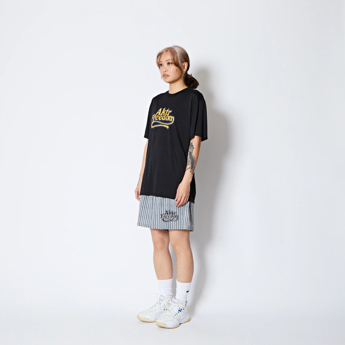 AKTR FREEDOM LOGO SPORTS TEE アクター フリーダム ロゴ スポーツティー 225-028005【メンズ 半袖Tシャツ グラフィック ロゴ フロントプリント 25FW】