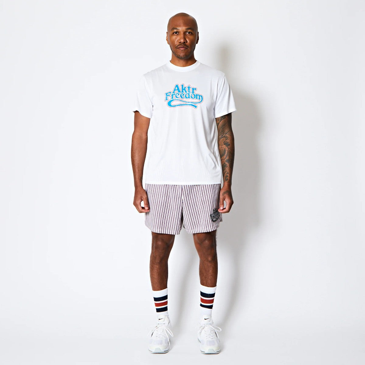 AKTR FREEDOM LOGO SPORTS TEE アクター フリーダム ロゴ スポーツティー 225-028005【メンズ 半袖Tシャツ グラフィック ロゴ フロントプリント 25FW】