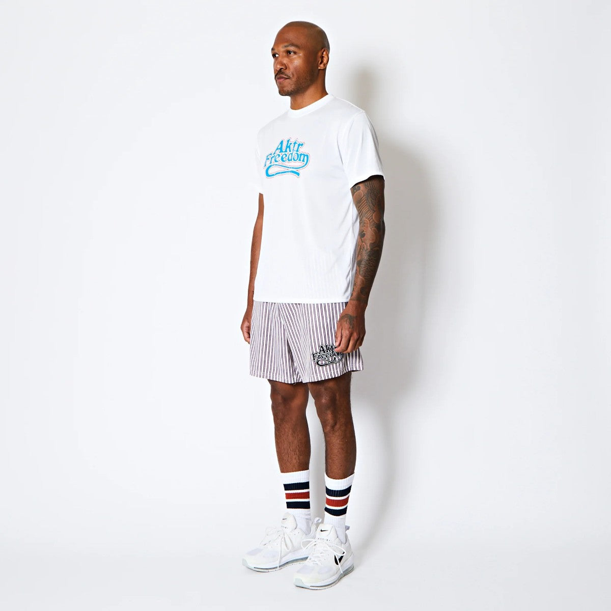 AKTR FREEDOM LOGO SPORTS TEE アクター フリーダム ロゴ スポーツティー 225-028005【メンズ 半袖Tシャツ グラフィック ロゴ フロントプリント 25FW】