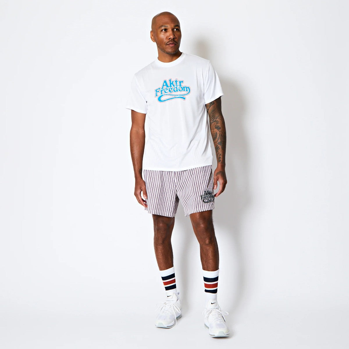 AKTR FREEDOM LOGO SPORTS TEE アクター フリーダム ロゴ スポーツティー 225-028005【メンズ 半袖Tシャツ グラフィック ロゴ フロントプリント 25FW】