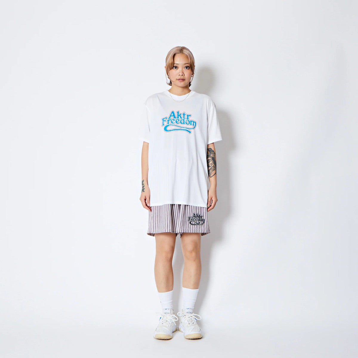 AKTR FREEDOM LOGO SPORTS TEE アクター フリーダム ロゴ スポーツティー 225-028005【メンズ 半袖Tシャツ グラフィック ロゴ フロントプリント 25FW】