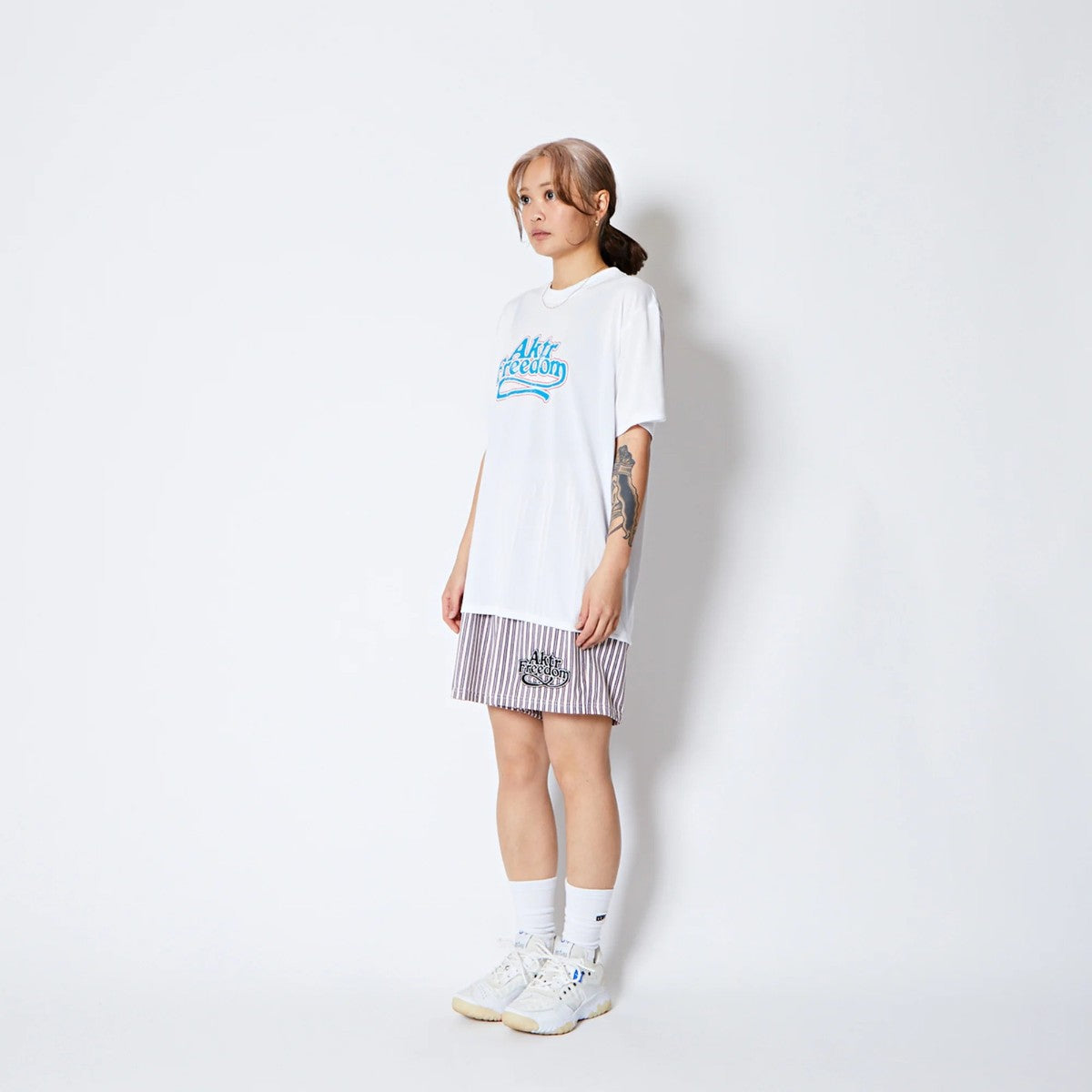 AKTR FREEDOM LOGO SPORTS TEE アクター フリーダム ロゴ スポーツティー 225-028005【メンズ 半袖Tシャツ グラフィック ロゴ フロントプリント 25FW】