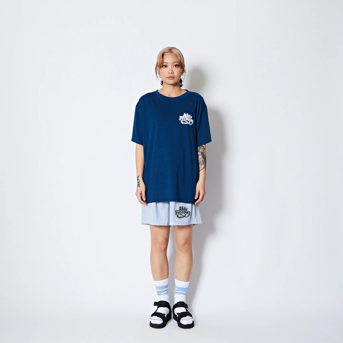 AKTR FREEDOM GRAPHIC LOOSE FIT T/C TEE アクター フリーダム グラフィック ルーズフィット T/C ティー 225-029005【メンズ 半袖Tシャツ グラフィック ロゴ リラックスシルエット 25FW】