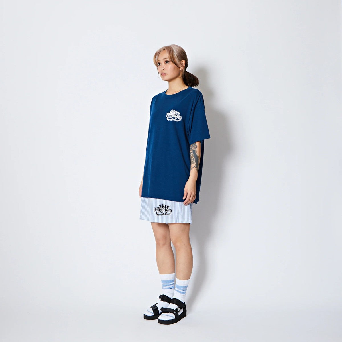 AKTR FREEDOM GRAPHIC LOOSE FIT T/C TEE アクター フリーダム グラフィック ルーズフィット T/C ティー 225-029005【メンズ 半袖Tシャツ グラフィック ロゴ リラックスシルエット 25FW】