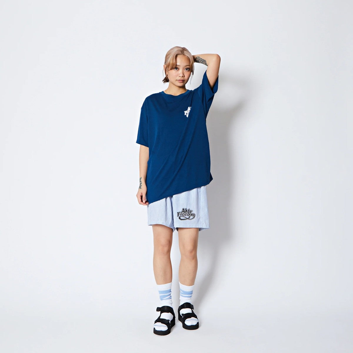 AKTR FREEDOM GRAPHIC LOOSE FIT T/C TEE アクター フリーダム グラフィック ルーズフィット T/C ティー 225-029005【メンズ 半袖Tシャツ グラフィック ロゴ リラックスシルエット 25FW】