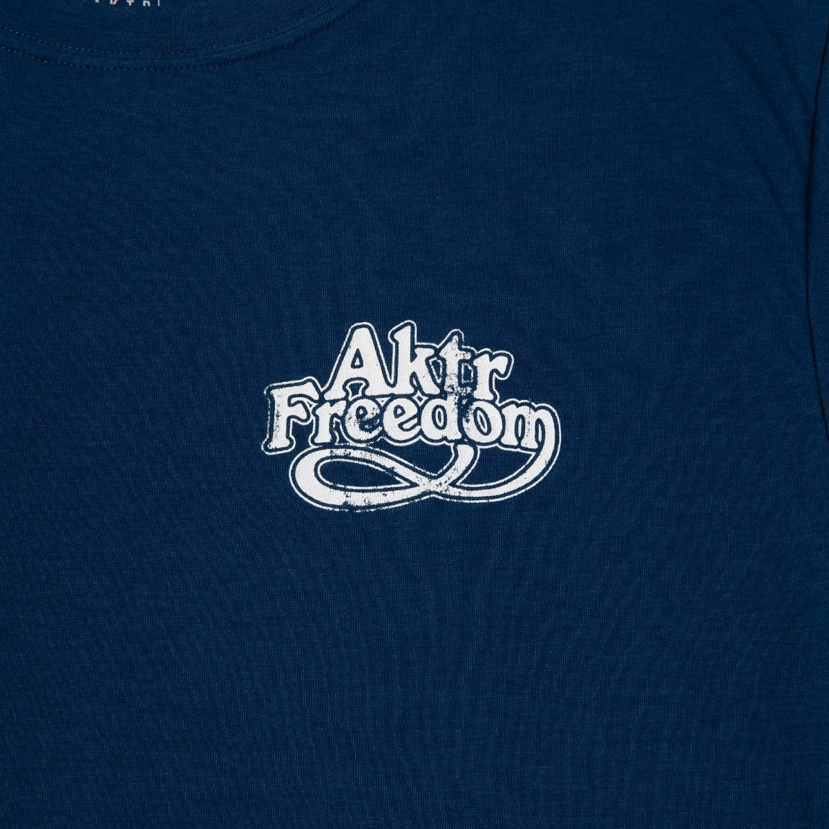 AKTR FREEDOM GRAPHIC LOOSE FIT T/C TEE アクター フリーダム グラフィック ルーズフィット T/C ティー 225-029005【メンズ 半袖Tシャツ グラフィック ロゴ リラックスシルエット 25FW】