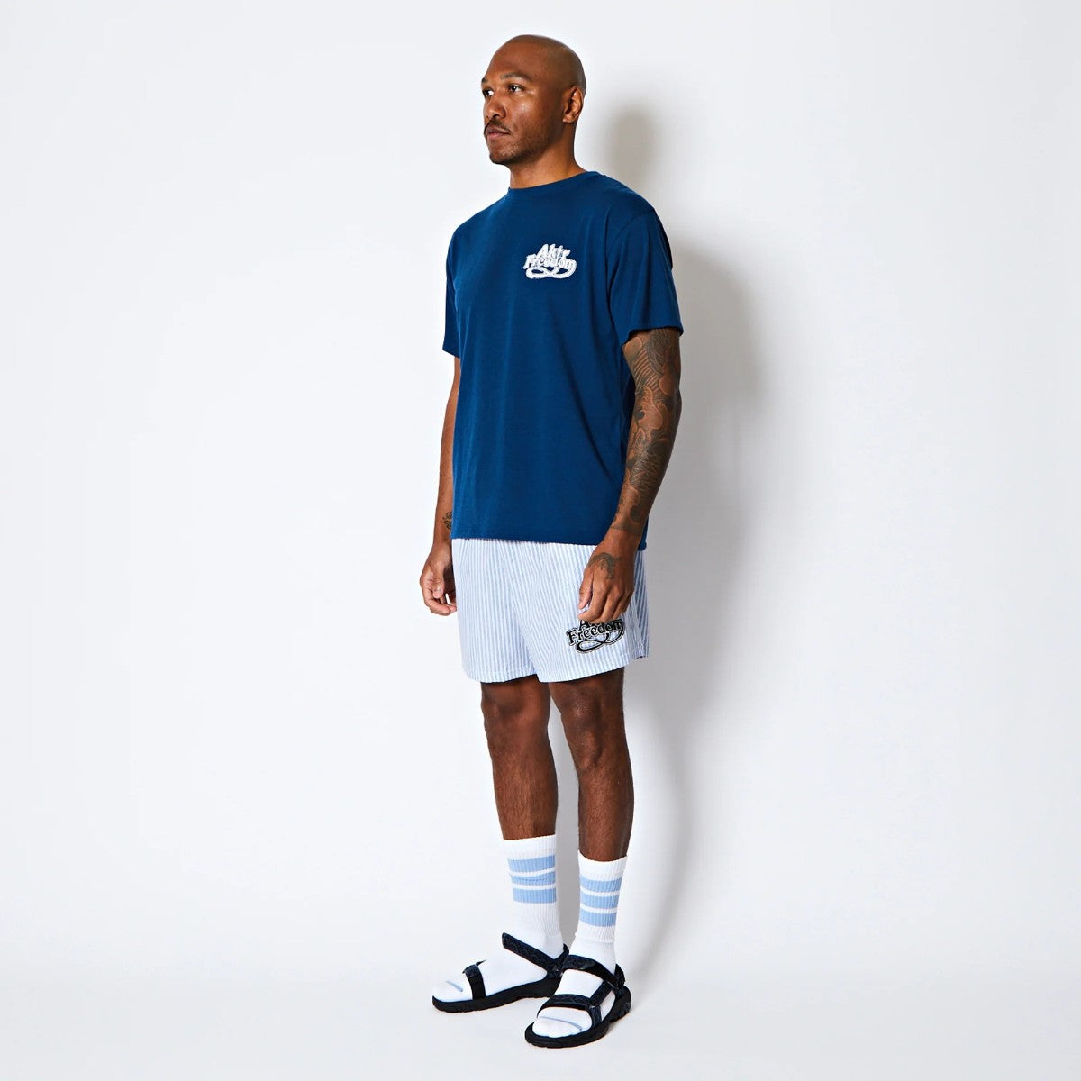 AKTR FREEDOM GRAPHIC LOOSE FIT T/C TEE アクター フリーダム グラフィック ルーズフィット T/C ティー 225-029005【メンズ 半袖Tシャツ グラフィック ロゴ リラックスシルエット 25FW】