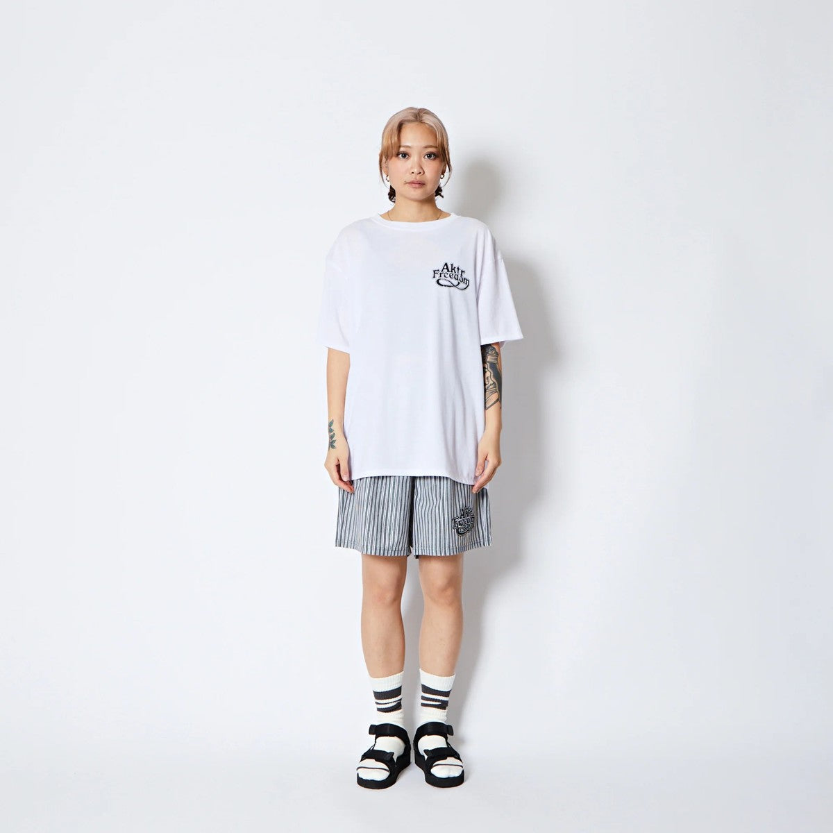 AKTR FREEDOM GRAPHIC LOOSE FIT T/C TEE アクター フリーダム グラフィック ルーズフィット T/C ティー 225-029005【メンズ 半袖Tシャツ グラフィック ロゴ リラックスシルエット 25FW】