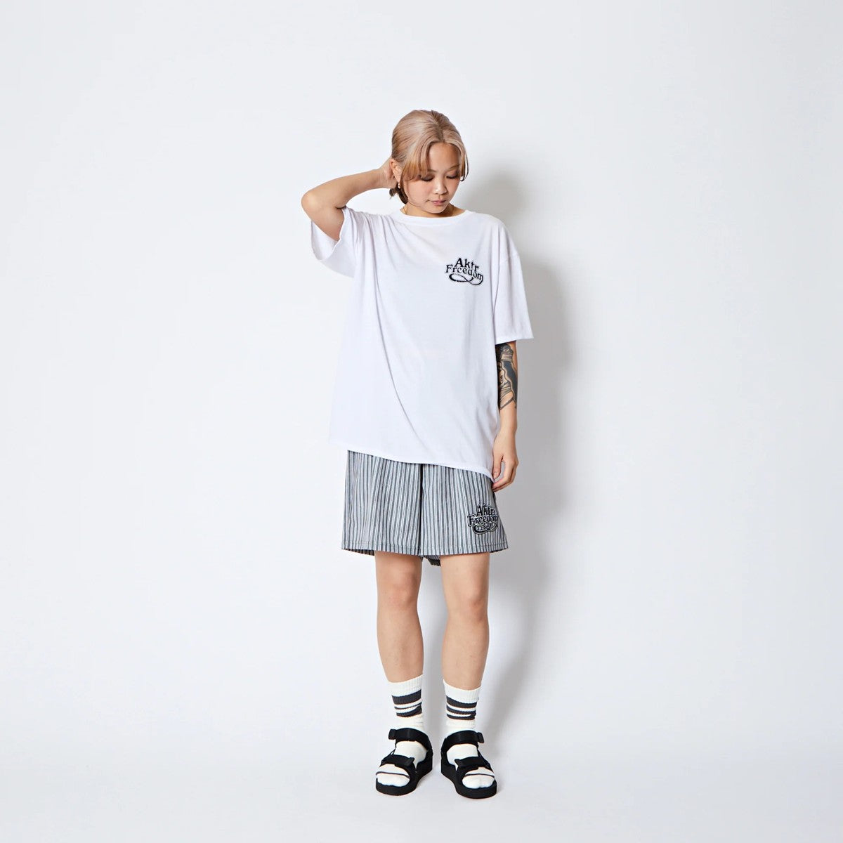 AKTR FREEDOM GRAPHIC LOOSE FIT T/C TEE アクター フリーダム グラフィック ルーズフィット T/C ティー 225-029005【メンズ 半袖Tシャツ グラフィック ロゴ リラックスシルエット 25FW】