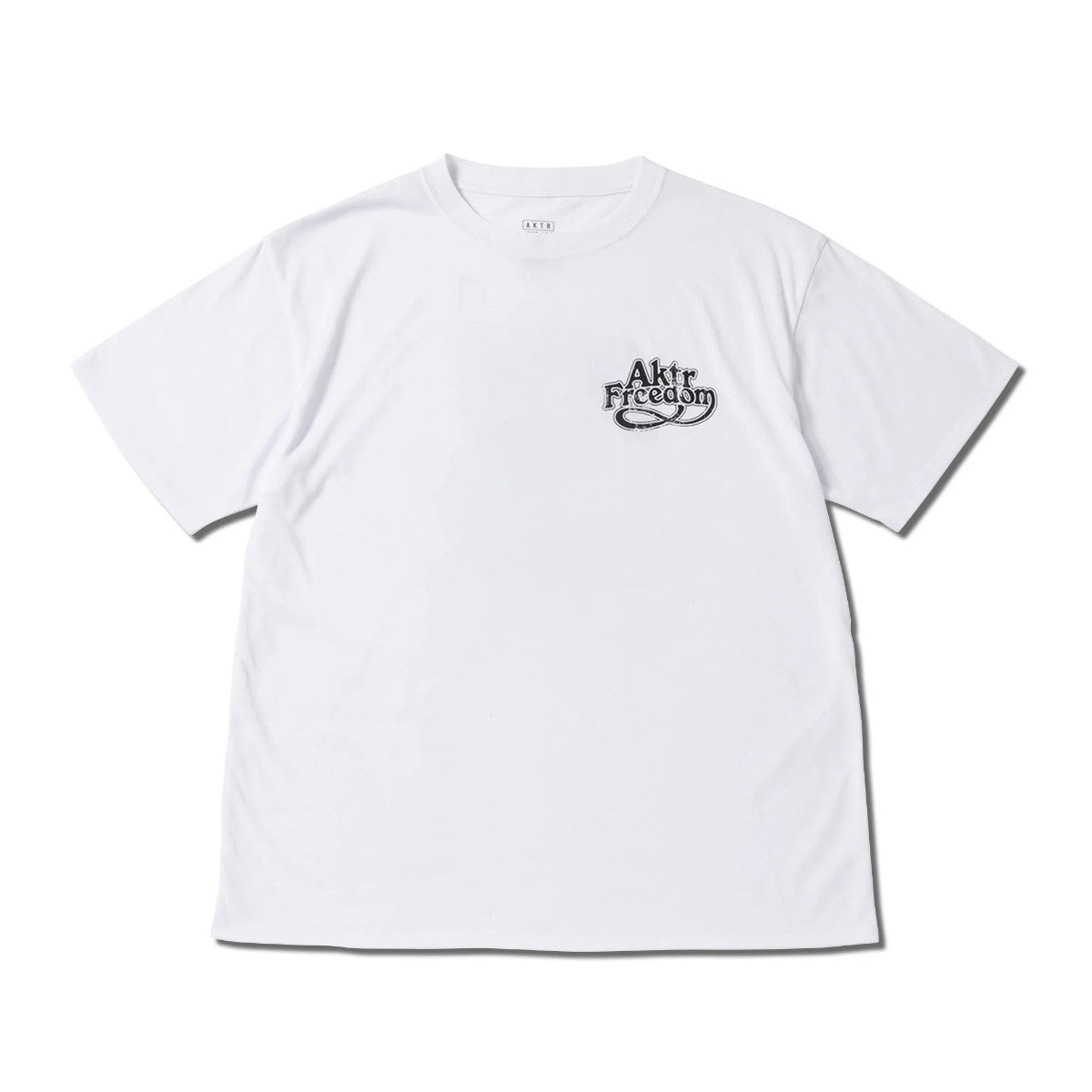 AKTR FREEDOM GRAPHIC LOOSE FIT T/C TEE アクター フリーダム グラフィック ルーズフィット T/C ティー 225-029005【メンズ 半袖Tシャツ グラフィック ロゴ リラックスシルエット 25FW】