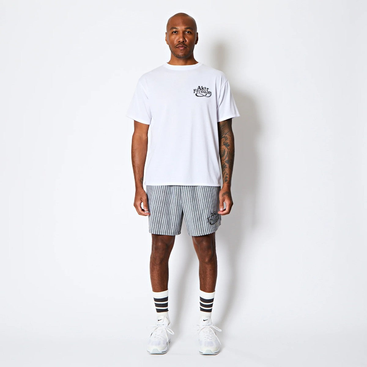 AKTR FREEDOM GRAPHIC LOOSE FIT T/C TEE アクター フリーダム グラフィック ルーズフィット T/C ティー 225-029005【メンズ 半袖Tシャツ グラフィック ロゴ リラックスシルエット 25FW】