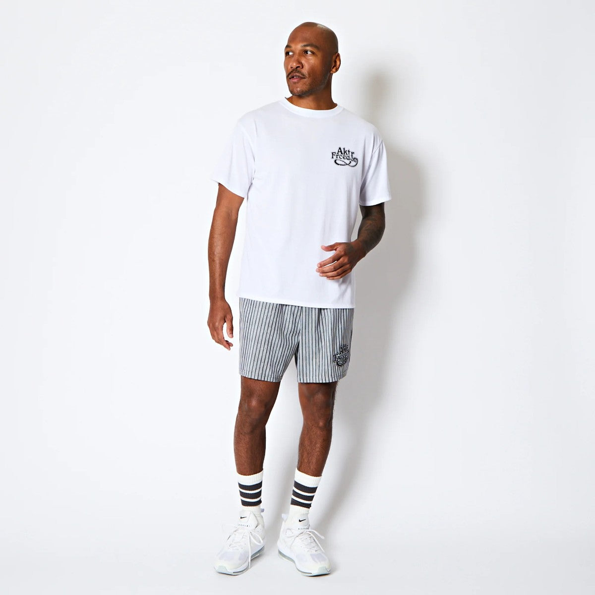 AKTR FREEDOM GRAPHIC LOOSE FIT T/C TEE アクター フリーダム グラフィック ルーズフィット T/C ティー 225-029005【メンズ 半袖Tシャツ グラフィック ロゴ リラックスシルエット 25FW】
