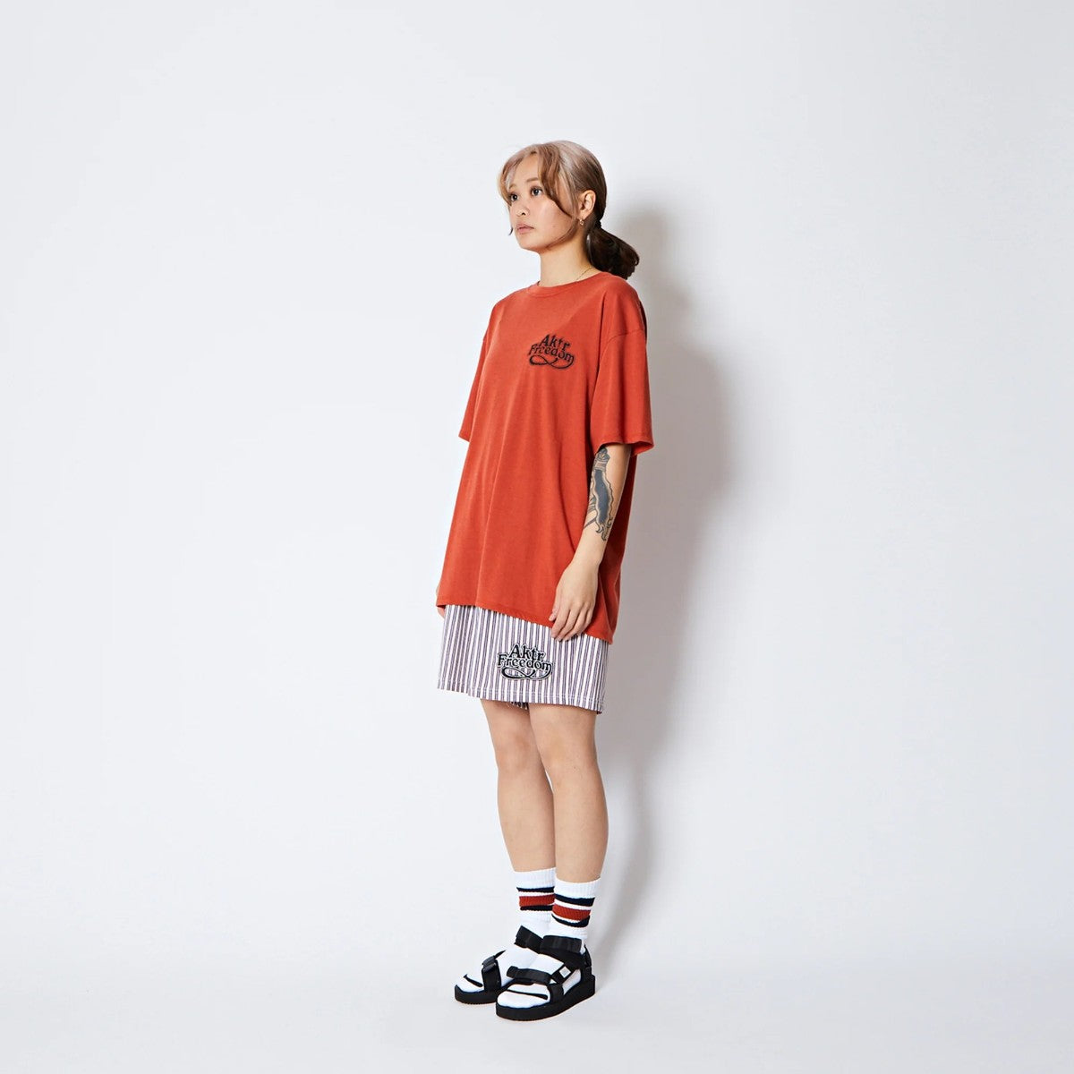 AKTR FREEDOM STRIPE 5.5-IN SHRT WD PNTS アクター フリーダム ストライプ 5.5インチ ショート ワイド パンツ 225-030002【メンズ ハーフパンツ ストライプ ロゴ ワイドシルエット 25FW】