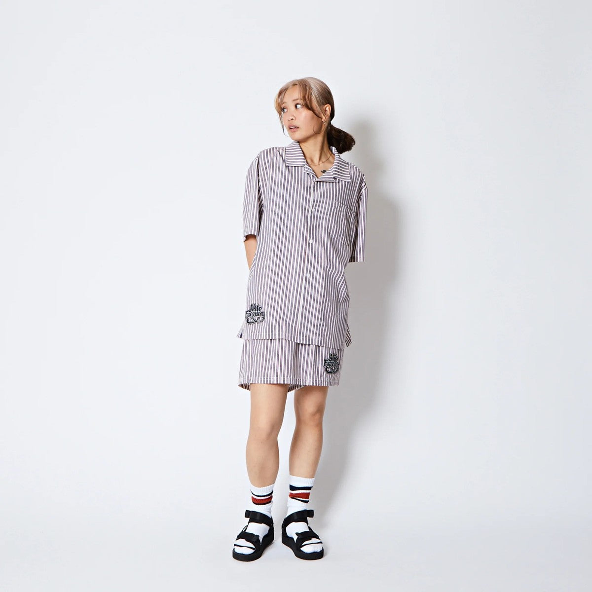AKTR FREEDOM STRIPE 5.5-IN SHRT WD PNTS アクター フリーダム ストライプ 5.5インチ ショート ワイド パンツ 225-030002【メンズ ハーフパンツ ストライプ ロゴ ワイドシルエット 25FW】