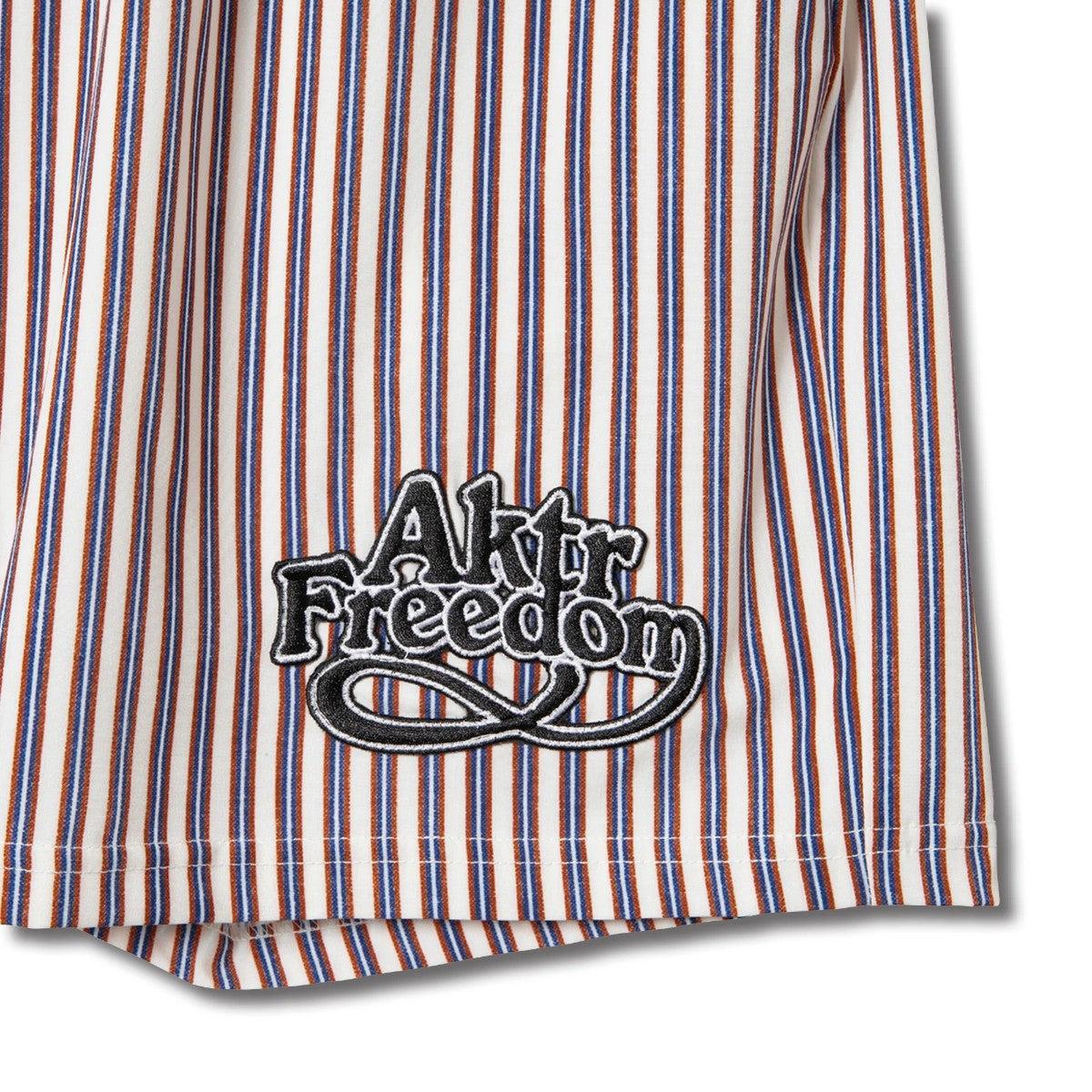 AKTR FREEDOM STRIPE 5.5-IN SHRT WD PNTS アクター フリーダム ストライプ 5.5インチ ショート ワイド パンツ 225-030002【メンズ ハーフパンツ ストライプ ロゴ ワイドシルエット 25FW】