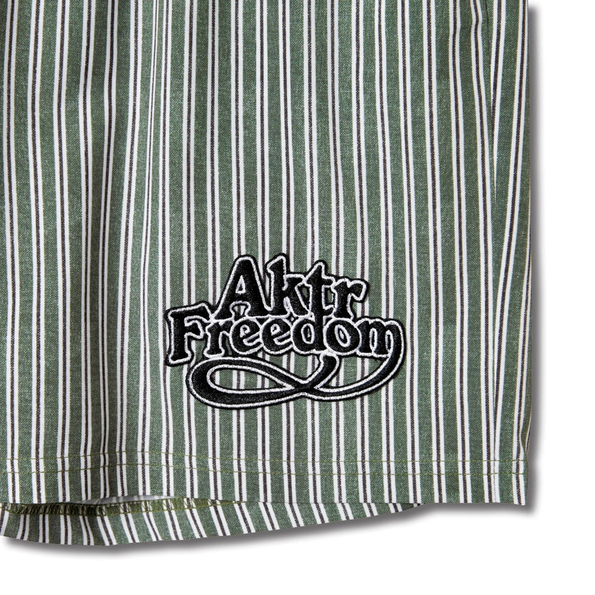 AKTR FREEDOM STRIPE 5.5-IN SHRT WD PNTS アクター フリーダム ストライプ 5.5インチ ショート ワイド パンツ 225-030002【メンズ ハーフパンツ ストライプ ロゴ ワイドシルエット 25FW】
