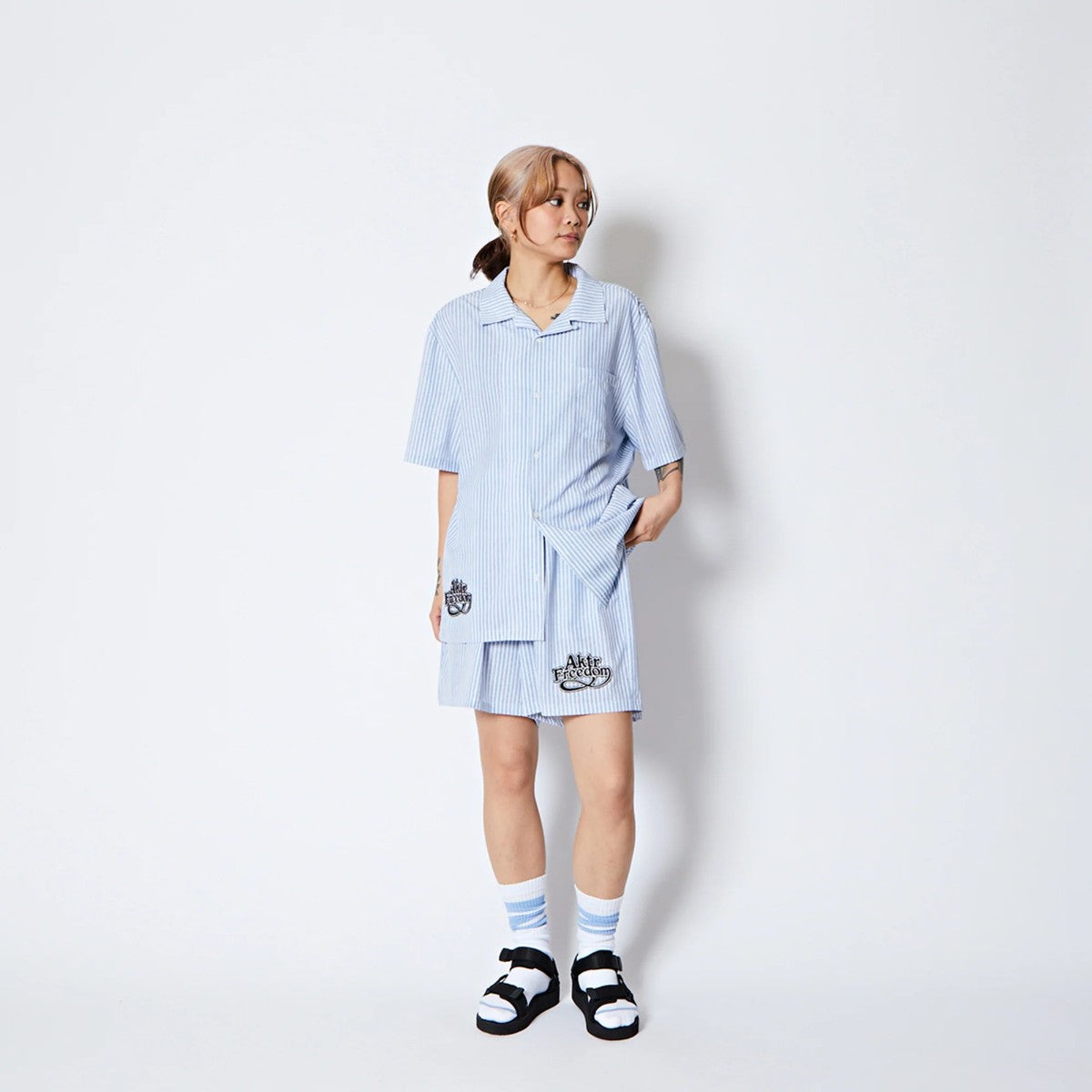 AKTR FREEDOM STRIPE SHIRTS アクター フリーダム ストライプ シャツ 225-031010【メンズ 半袖開襟シャツ ストライプ ロゴ ストレッチ 25FW】