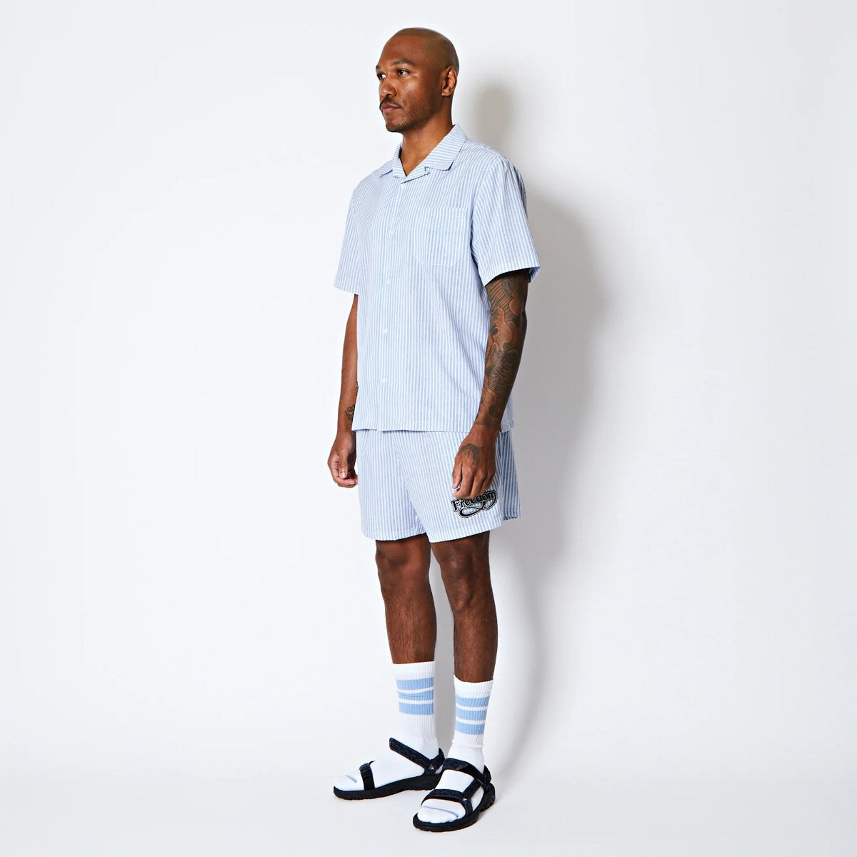 AKTR FREEDOM STRIPE SHIRTS アクター フリーダム ストライプ シャツ 225-031010【メンズ 半袖開襟シャツ ストライプ ロゴ ストレッチ 25FW】