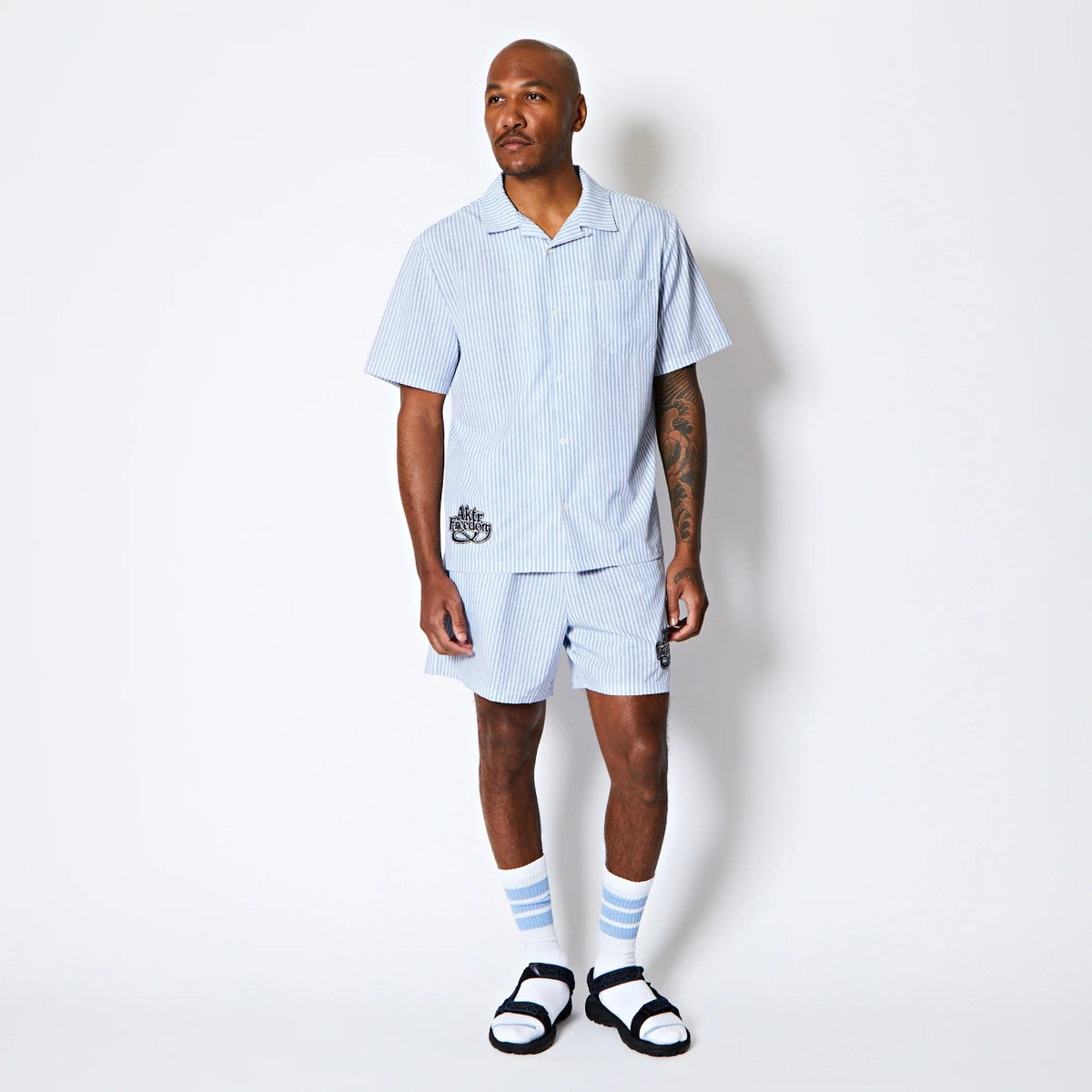 AKTR FREEDOM STRIPE SHIRTS アクター フリーダム ストライプ シャツ 225-031010【メンズ 半袖開襟シャツ ストライプ ロゴ ストレッチ 25FW】