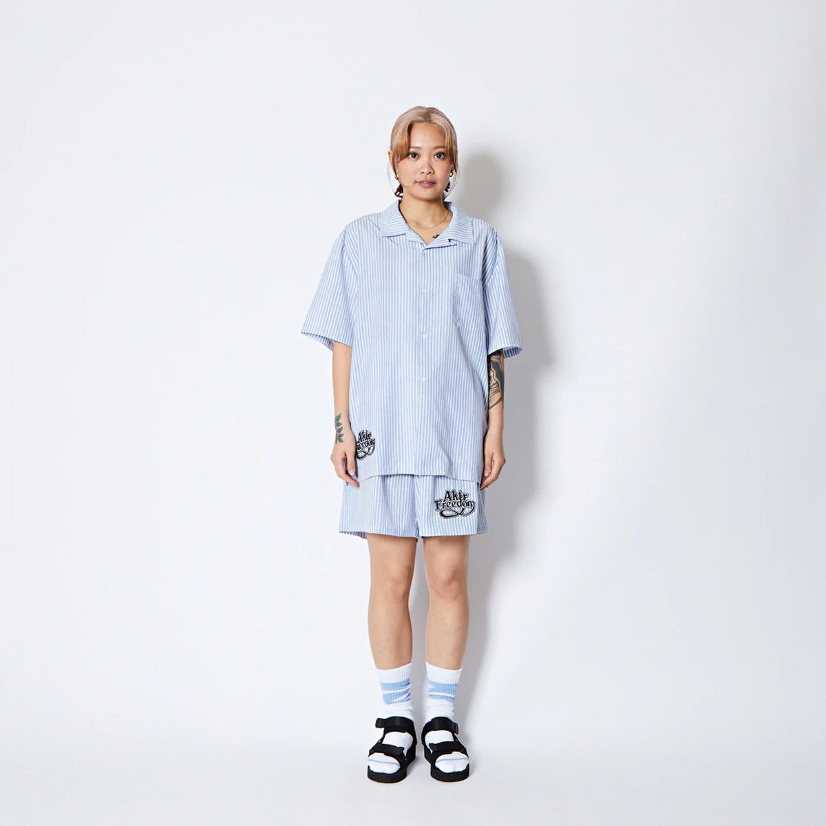 AKTR FREEDOM STRIPE SHIRTS アクター フリーダム ストライプ シャツ 225-031010【メンズ 半袖開襟シャツ ストライプ ロゴ ストレッチ 25FW】